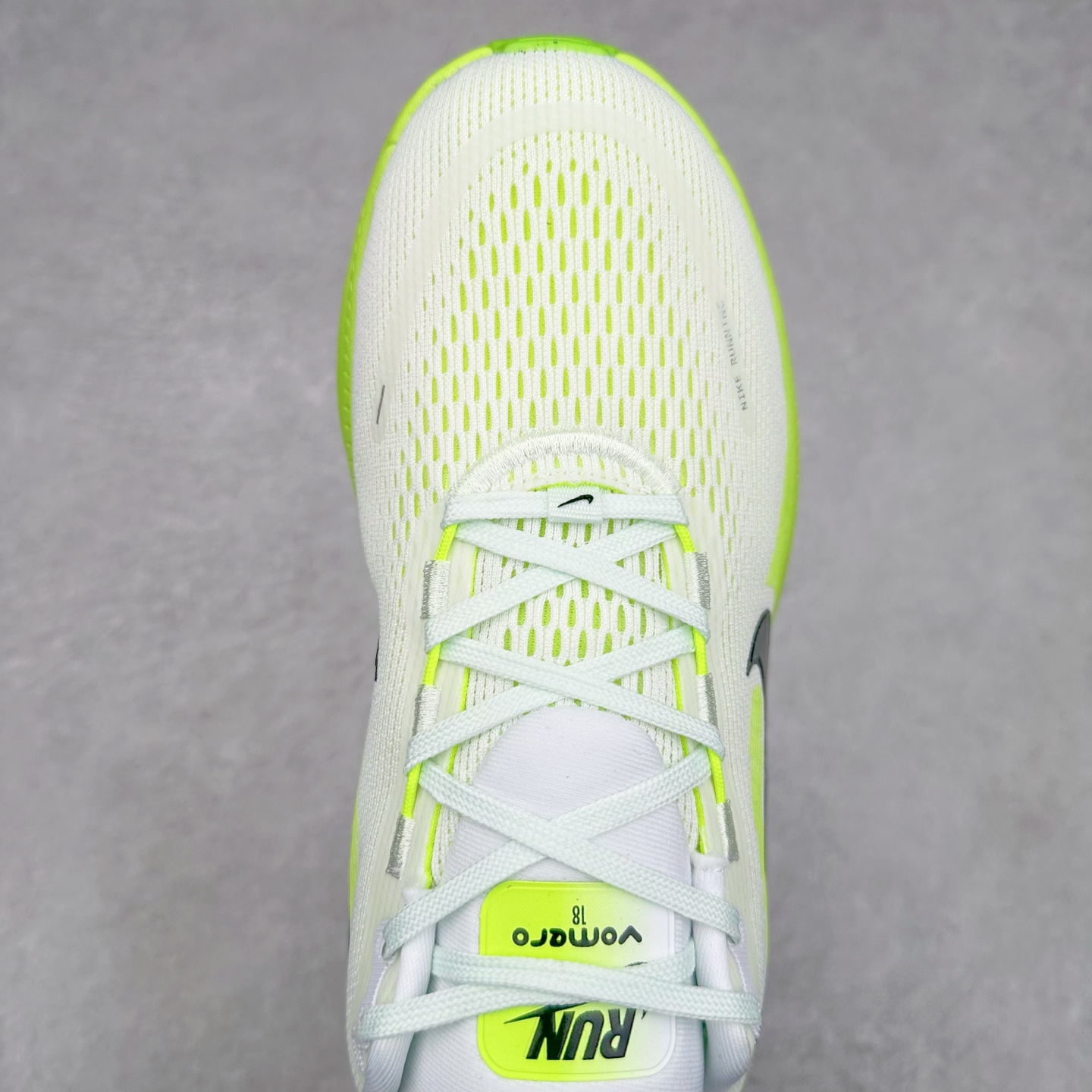 图片[4]-NK Air Zoom Vomero 18 轻便舒适公路跑步鞋 HM6804-101 质感柔软 弹力充沛 助力一路畅跑 乐享不停 厚实泡绵缔造舒适的回弹效果 铸就出色跑步表现 该鞋款轻盈透气 带你步入舒适新境界 疾速刺激感和非凡舒适脚感交织 定能让跑者在迈步间找到渴望已久的跑步乐趣 自如掌控跑步节奏、配速和里程 足底缓震配置赋予双足柔软舒适感受 助你一路畅跑 缓震设计 在双足触地时有助提供舒适脚感 搭载性能出众的 ZoomX 和 Cushlon 泡绵 营造柔软舒适脚感 助你稳稳迈步 基于跑者反馈 简化中底设计 带来出色舒适感 尺码：36 36.5 37.5 38 38.5 39 40 40.5 41 42 42.5 43 44 44.5 45 46-选品中心