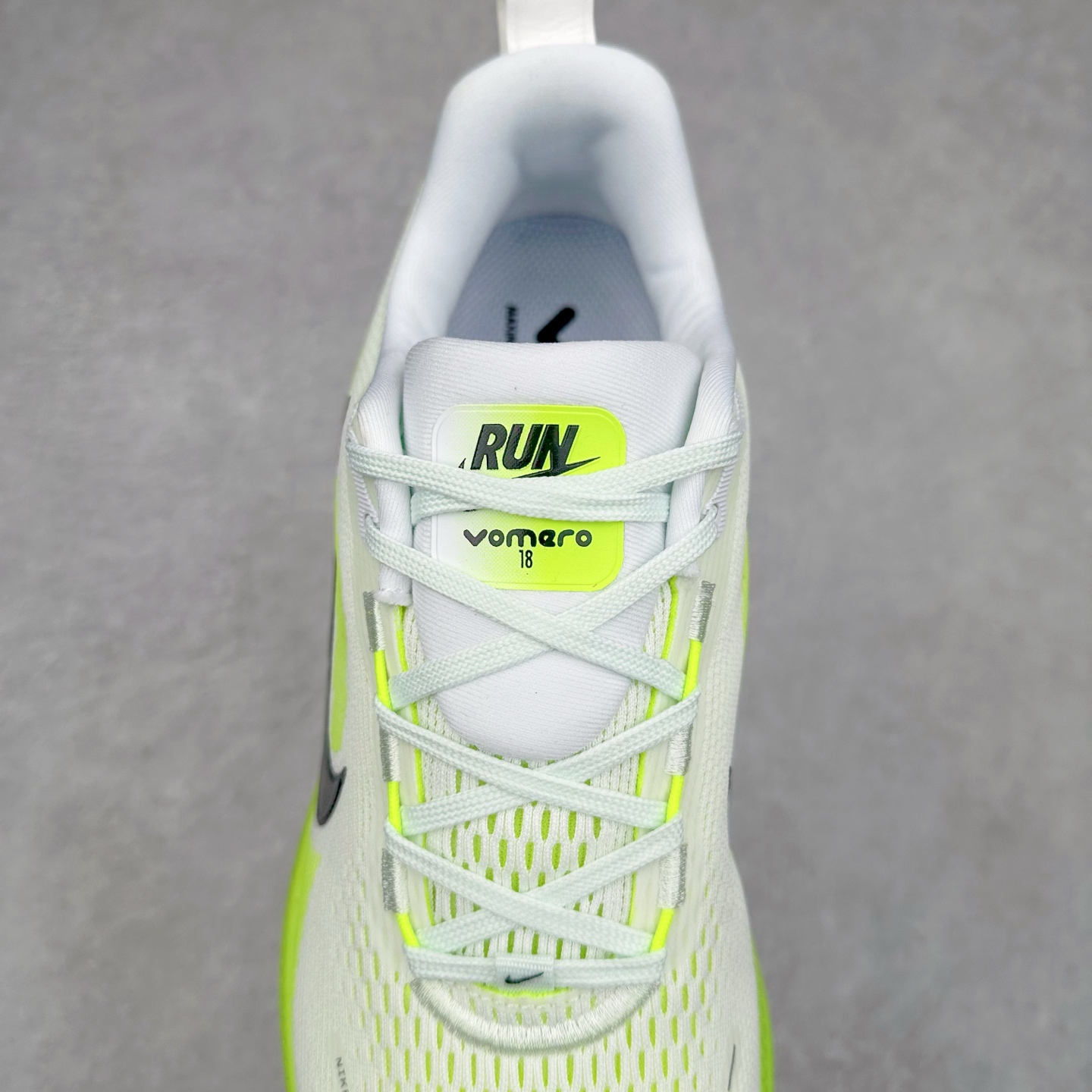 图片[5]-NK Air Zoom Vomero 18 轻便舒适公路跑步鞋 HM6804-101 质感柔软 弹力充沛 助力一路畅跑 乐享不停 厚实泡绵缔造舒适的回弹效果 铸就出色跑步表现 该鞋款轻盈透气 带你步入舒适新境界 疾速刺激感和非凡舒适脚感交织 定能让跑者在迈步间找到渴望已久的跑步乐趣 自如掌控跑步节奏、配速和里程 足底缓震配置赋予双足柔软舒适感受 助你一路畅跑 缓震设计 在双足触地时有助提供舒适脚感 搭载性能出众的 ZoomX 和 Cushlon 泡绵 营造柔软舒适脚感 助你稳稳迈步 基于跑者反馈 简化中底设计 带来出色舒适感 尺码：36 36.5 37.5 38 38.5 39 40 40.5 41 42 42.5 43 44 44.5 45 46-选品中心