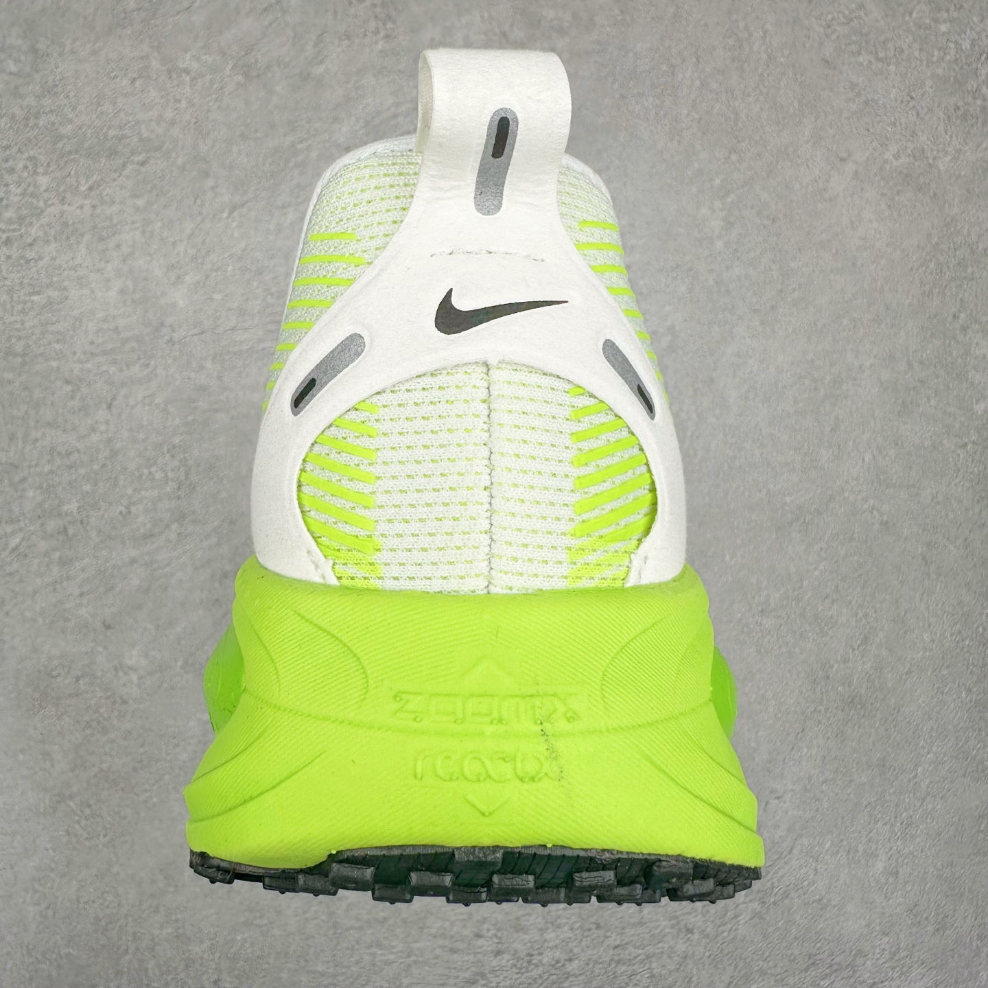 图片[8]-NK Air Zoom Vomero 18 轻便舒适公路跑步鞋 HM6804-101 质感柔软 弹力充沛 助力一路畅跑 乐享不停 厚实泡绵缔造舒适的回弹效果 铸就出色跑步表现 该鞋款轻盈透气 带你步入舒适新境界 疾速刺激感和非凡舒适脚感交织 定能让跑者在迈步间找到渴望已久的跑步乐趣 自如掌控跑步节奏、配速和里程 足底缓震配置赋予双足柔软舒适感受 助你一路畅跑 缓震设计 在双足触地时有助提供舒适脚感 搭载性能出众的 ZoomX 和 Cushlon 泡绵 营造柔软舒适脚感 助你稳稳迈步 基于跑者反馈 简化中底设计 带来出色舒适感 尺码：36 36.5 37.5 38 38.5 39 40 40.5 41 42 42.5 43 44 44.5 45 46-选品中心