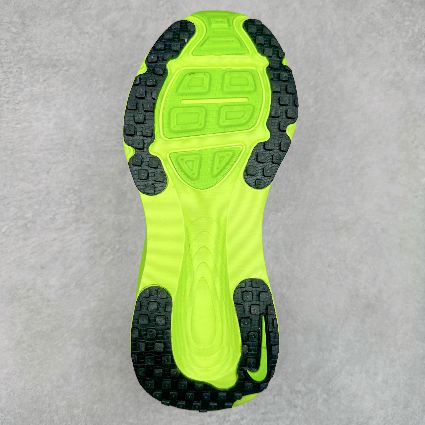 图片[9]-NK Air Zoom Vomero 18 轻便舒适公路跑步鞋 HM6804-101 质感柔软 弹力充沛 助力一路畅跑 乐享不停 厚实泡绵缔造舒适的回弹效果 铸就出色跑步表现 该鞋款轻盈透气 带你步入舒适新境界 疾速刺激感和非凡舒适脚感交织 定能让跑者在迈步间找到渴望已久的跑步乐趣 自如掌控跑步节奏、配速和里程 足底缓震配置赋予双足柔软舒适感受 助你一路畅跑 缓震设计 在双足触地时有助提供舒适脚感 搭载性能出众的 ZoomX 和 Cushlon 泡绵 营造柔软舒适脚感 助你稳稳迈步 基于跑者反馈 简化中底设计 带来出色舒适感 尺码：36 36.5 37.5 38 38.5 39 40 40.5 41 42 42.5 43 44 44.5 45 46-选品中心