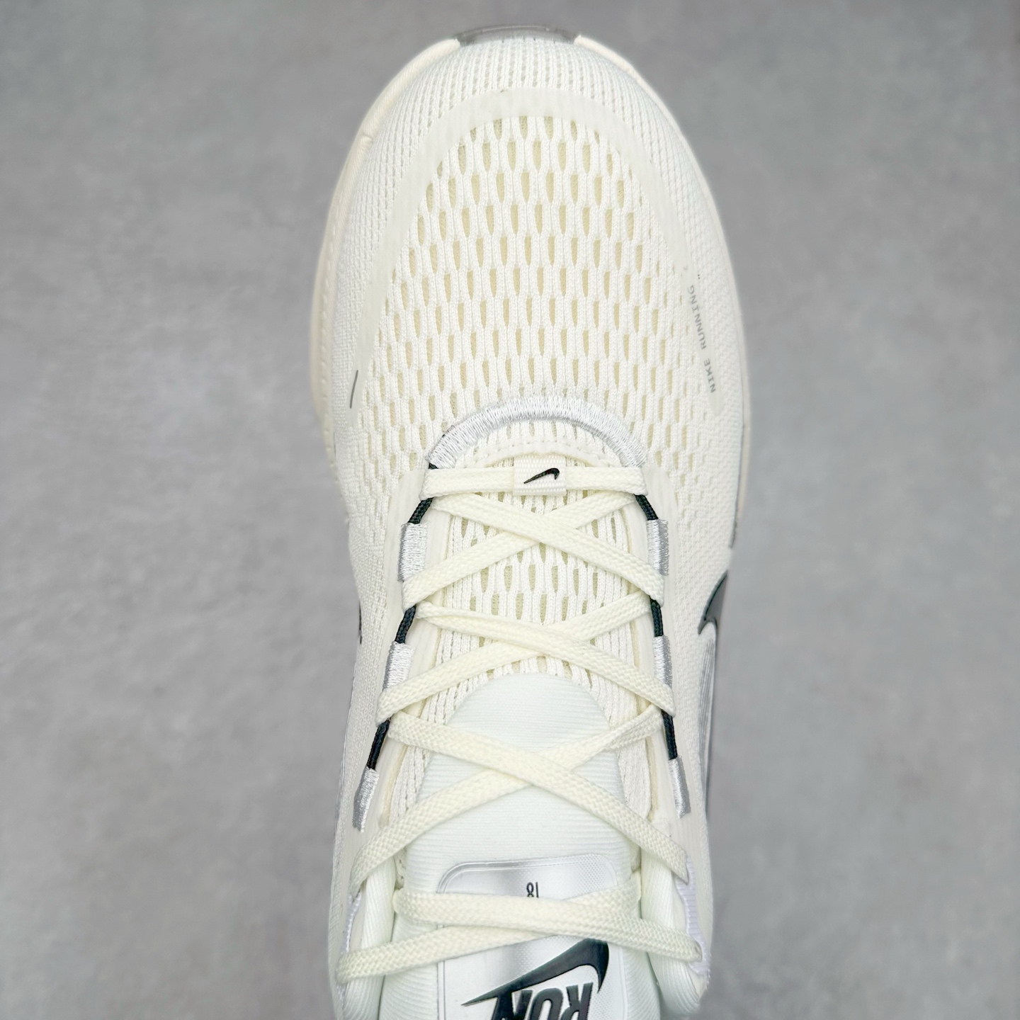 图片[4]-NK Air Zoom Vomero 18 轻便舒适公路跑步鞋 HM6804-102 质感柔软 弹力充沛 助力一路畅跑 乐享不停 厚实泡绵缔造舒适的回弹效果 铸就出色跑步表现 该鞋款轻盈透气 带你步入舒适新境界 疾速刺激感和非凡舒适脚感交织 定能让跑者在迈步间找到渴望已久的跑步乐趣 自如掌控跑步节奏、配速和里程 足底缓震配置赋予双足柔软舒适感受 助你一路畅跑 缓震设计 在双足触地时有助提供舒适脚感 搭载性能出众的 ZoomX 和 Cushlon 泡绵 营造柔软舒适脚感 助你稳稳迈步 基于跑者反馈 简化中底设计 带来出色舒适感 尺码：36 36.5 37.5 38 38.5 39 40 40.5 41 42 42.5 43 44 44.5 45 46-选品中心