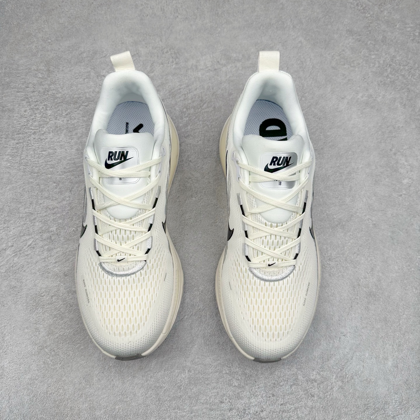 图片[2]-NK Air Zoom Vomero 18 轻便舒适公路跑步鞋 HM6804-102 质感柔软 弹力充沛 助力一路畅跑 乐享不停 厚实泡绵缔造舒适的回弹效果 铸就出色跑步表现 该鞋款轻盈透气 带你步入舒适新境界 疾速刺激感和非凡舒适脚感交织 定能让跑者在迈步间找到渴望已久的跑步乐趣 自如掌控跑步节奏、配速和里程 足底缓震配置赋予双足柔软舒适感受 助你一路畅跑 缓震设计 在双足触地时有助提供舒适脚感 搭载性能出众的 ZoomX 和 Cushlon 泡绵 营造柔软舒适脚感 助你稳稳迈步 基于跑者反馈 简化中底设计 带来出色舒适感 尺码：36 36.5 37.5 38 38.5 39 40 40.5 41 42 42.5 43 44 44.5 45 46-选品中心