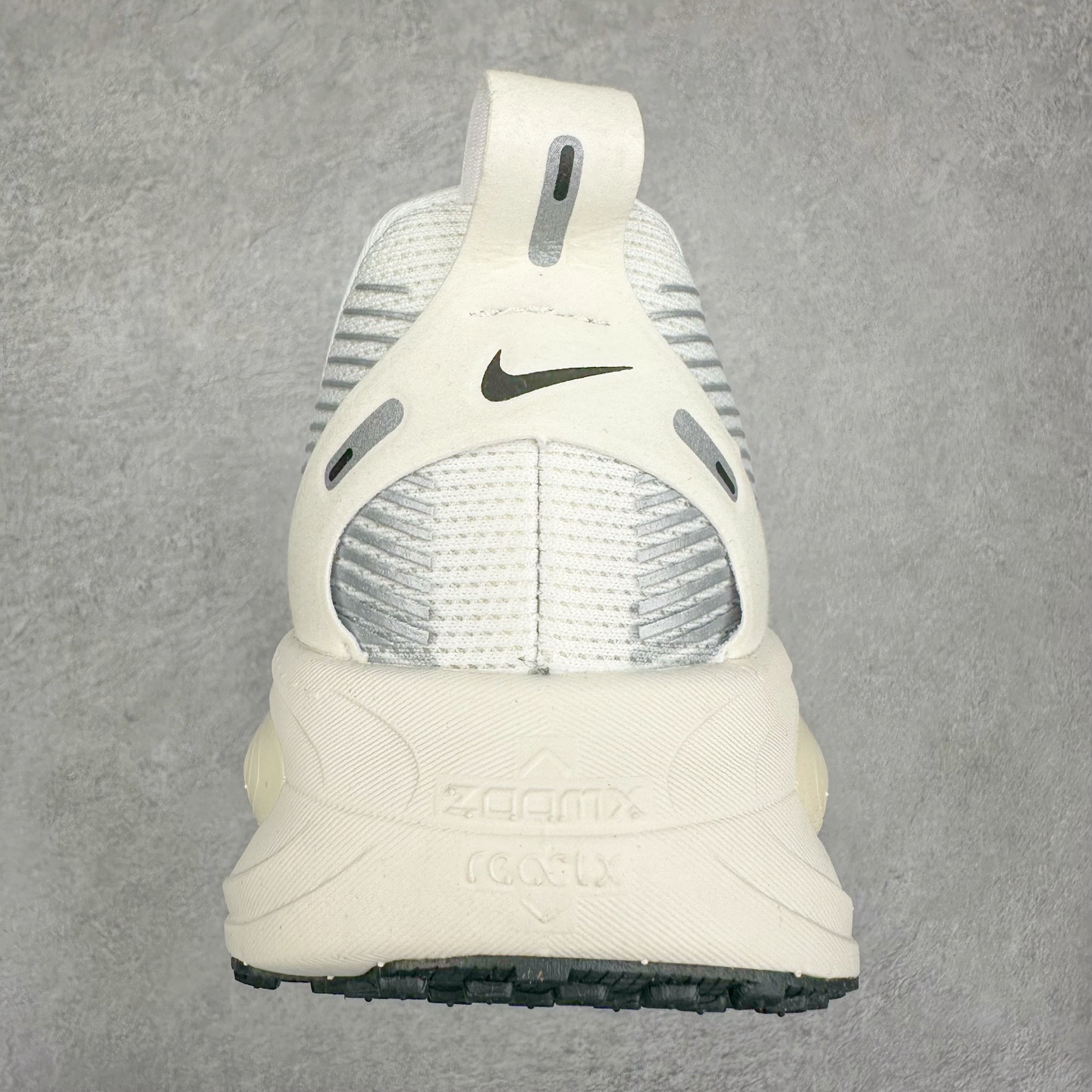 图片[8]-NK Air Zoom Vomero 18 轻便舒适公路跑步鞋 HM6804-102 质感柔软 弹力充沛 助力一路畅跑 乐享不停 厚实泡绵缔造舒适的回弹效果 铸就出色跑步表现 该鞋款轻盈透气 带你步入舒适新境界 疾速刺激感和非凡舒适脚感交织 定能让跑者在迈步间找到渴望已久的跑步乐趣 自如掌控跑步节奏、配速和里程 足底缓震配置赋予双足柔软舒适感受 助你一路畅跑 缓震设计 在双足触地时有助提供舒适脚感 搭载性能出众的 ZoomX 和 Cushlon 泡绵 营造柔软舒适脚感 助你稳稳迈步 基于跑者反馈 简化中底设计 带来出色舒适感 尺码：36 36.5 37.5 38 38.5 39 40 40.5 41 42 42.5 43 44 44.5 45 46-选品中心