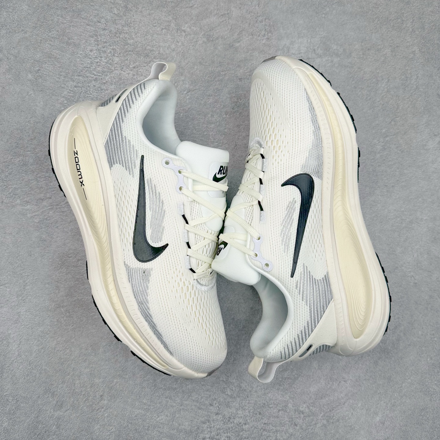 图片[3]-NK Air Zoom Vomero 18 轻便舒适公路跑步鞋 HM6804-102 质感柔软 弹力充沛 助力一路畅跑 乐享不停 厚实泡绵缔造舒适的回弹效果 铸就出色跑步表现 该鞋款轻盈透气 带你步入舒适新境界 疾速刺激感和非凡舒适脚感交织 定能让跑者在迈步间找到渴望已久的跑步乐趣 自如掌控跑步节奏、配速和里程 足底缓震配置赋予双足柔软舒适感受 助你一路畅跑 缓震设计 在双足触地时有助提供舒适脚感 搭载性能出众的 ZoomX 和 Cushlon 泡绵 营造柔软舒适脚感 助你稳稳迈步 基于跑者反馈 简化中底设计 带来出色舒适感 尺码：36 36.5 37.5 38 38.5 39 40 40.5 41 42 42.5 43 44 44.5 45 46-选品中心