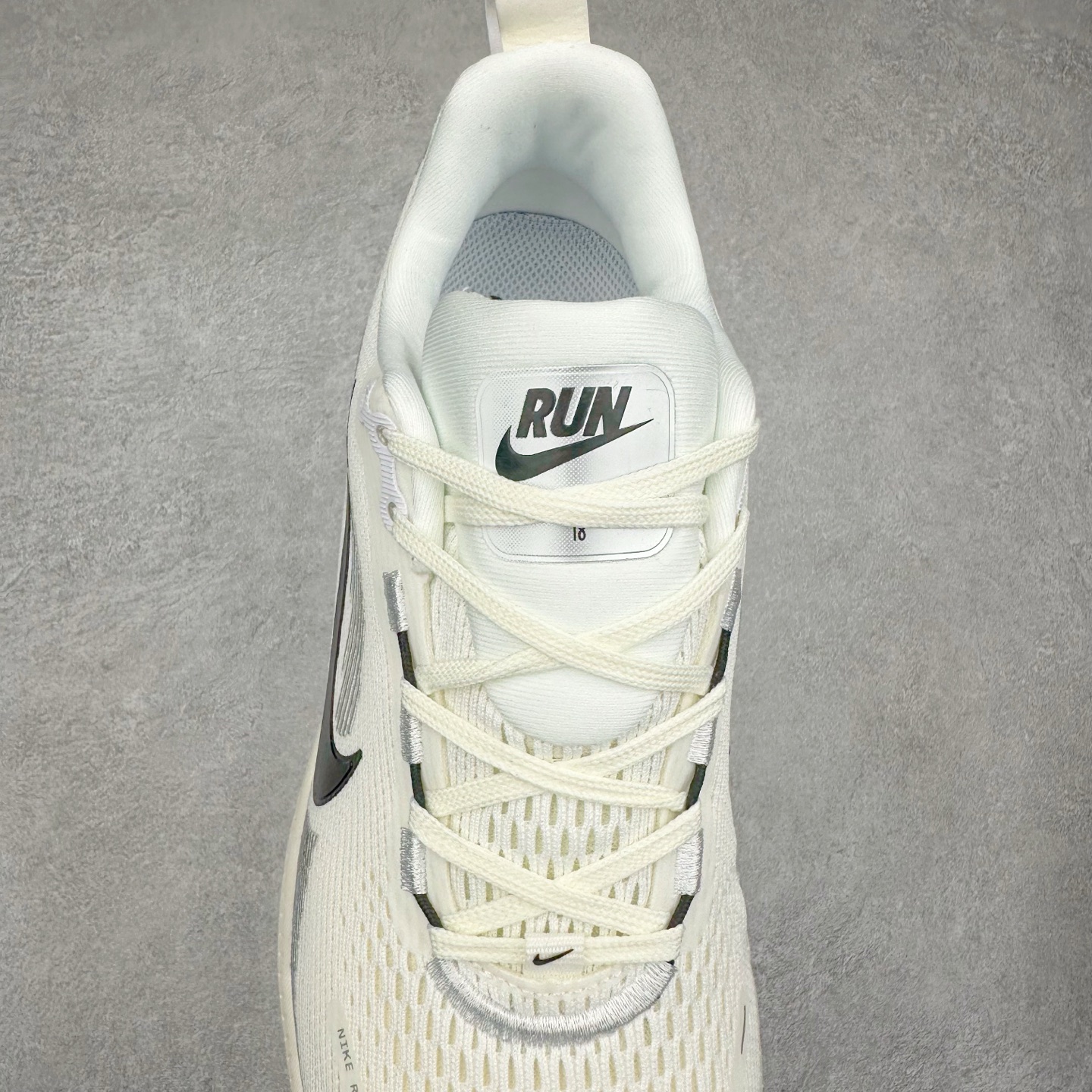 图片[5]-NK Air Zoom Vomero 18 轻便舒适公路跑步鞋 HM6804-102 质感柔软 弹力充沛 助力一路畅跑 乐享不停 厚实泡绵缔造舒适的回弹效果 铸就出色跑步表现 该鞋款轻盈透气 带你步入舒适新境界 疾速刺激感和非凡舒适脚感交织 定能让跑者在迈步间找到渴望已久的跑步乐趣 自如掌控跑步节奏、配速和里程 足底缓震配置赋予双足柔软舒适感受 助你一路畅跑 缓震设计 在双足触地时有助提供舒适脚感 搭载性能出众的 ZoomX 和 Cushlon 泡绵 营造柔软舒适脚感 助你稳稳迈步 基于跑者反馈 简化中底设计 带来出色舒适感 尺码：36 36.5 37.5 38 38.5 39 40 40.5 41 42 42.5 43 44 44.5 45 46-选品中心