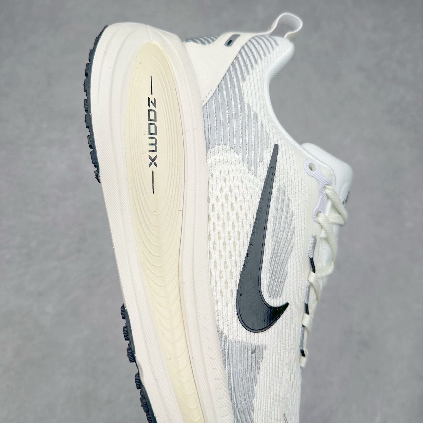 图片[6]-NK Air Zoom Vomero 18 轻便舒适公路跑步鞋 HM6804-102 质感柔软 弹力充沛 助力一路畅跑 乐享不停 厚实泡绵缔造舒适的回弹效果 铸就出色跑步表现 该鞋款轻盈透气 带你步入舒适新境界 疾速刺激感和非凡舒适脚感交织 定能让跑者在迈步间找到渴望已久的跑步乐趣 自如掌控跑步节奏、配速和里程 足底缓震配置赋予双足柔软舒适感受 助你一路畅跑 缓震设计 在双足触地时有助提供舒适脚感 搭载性能出众的 ZoomX 和 Cushlon 泡绵 营造柔软舒适脚感 助你稳稳迈步 基于跑者反馈 简化中底设计 带来出色舒适感 尺码：36 36.5 37.5 38 38.5 39 40 40.5 41 42 42.5 43 44 44.5 45 46-选品中心