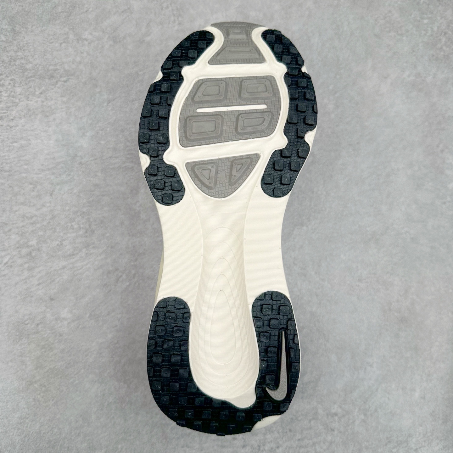 图片[9]-NK Air Zoom Vomero 18 轻便舒适公路跑步鞋 HM6804-102 质感柔软 弹力充沛 助力一路畅跑 乐享不停 厚实泡绵缔造舒适的回弹效果 铸就出色跑步表现 该鞋款轻盈透气 带你步入舒适新境界 疾速刺激感和非凡舒适脚感交织 定能让跑者在迈步间找到渴望已久的跑步乐趣 自如掌控跑步节奏、配速和里程 足底缓震配置赋予双足柔软舒适感受 助你一路畅跑 缓震设计 在双足触地时有助提供舒适脚感 搭载性能出众的 ZoomX 和 Cushlon 泡绵 营造柔软舒适脚感 助你稳稳迈步 基于跑者反馈 简化中底设计 带来出色舒适感 尺码：36 36.5 37.5 38 38.5 39 40 40.5 41 42 42.5 43 44 44.5 45 46-选品中心