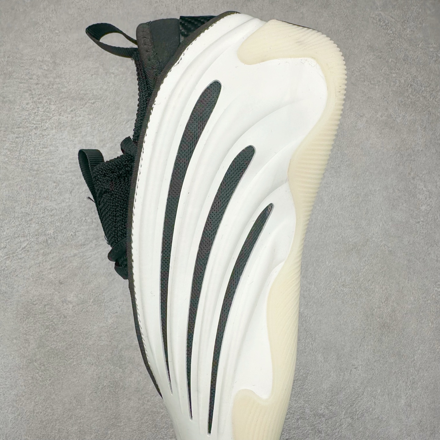 图片[7]-AD Harden Vol. 9 哈登九代签名篮球鞋 JH6483 以来极具未来感与复古风格的简洁设计语言，贯彻了 James Harden 本人在球场内外秉持的「Under No One」的态度与个性。鞋形轮廓采用了流线型设计，且没有多余的线条或元素，营造出一种极具速度感的视觉印象；鞋侧的三条纹在这次则是以野兽抓痕般的形态呈现，进一步强化了鞋款的战斗氛围的同时，更带来强烈的科幻感与战斗氛围。鞋身两侧的三条纹，不仅传达蕴含战斗气息的视觉美感，亦巧妙融入透气板设计提升穿着体验，在激烈赛况中兼顾轻质舒适与时尚气息；在中底部分则采用全掌 Lightboost 科技结合 Y 型抗扭片，为赛场提供轻量化的脚感与卓越的缓震回弹支持；大底分区纹路与外底上翻设计进一步强化抓地力，无论是在变向、突破还是起跳时都能够提供稳固的支撑，满足复杂赛场需求。除了将实战性能与时尚元素融合，Harden Vol 9 亦帮助提升球员的赛场表现的同时，也在场外传递 James Harden 不断进化，不断提升自我的无畏风格。尺码：41 42 42.5 43 44 44.5 45 46-选品中心