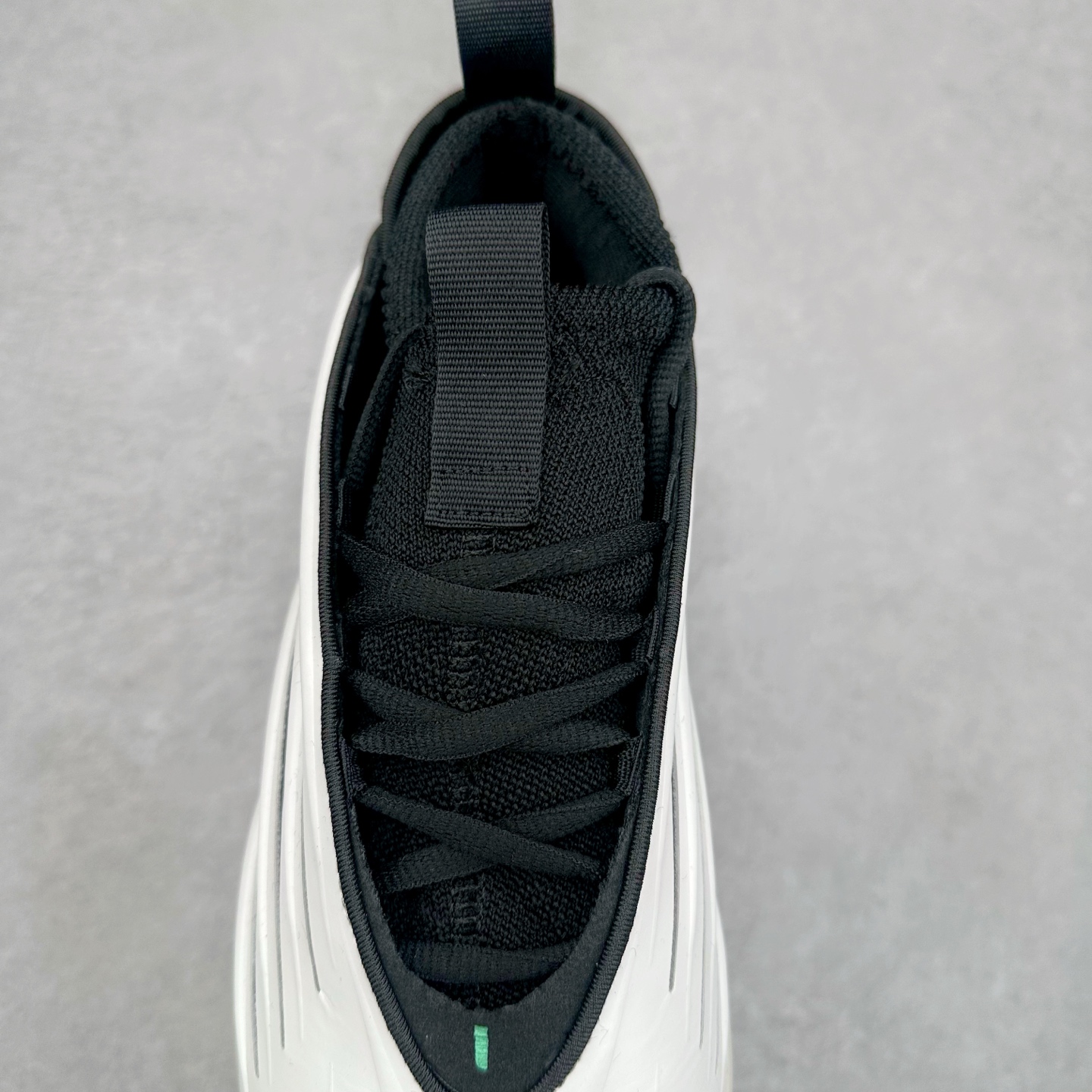 图片[5]-AD Harden Vol. 9 哈登九代签名篮球鞋 JH6483 以来极具未来感与复古风格的简洁设计语言，贯彻了 James Harden 本人在球场内外秉持的「Under No One」的态度与个性。鞋形轮廓采用了流线型设计，且没有多余的线条或元素，营造出一种极具速度感的视觉印象；鞋侧的三条纹在这次则是以野兽抓痕般的形态呈现，进一步强化了鞋款的战斗氛围的同时，更带来强烈的科幻感与战斗氛围。鞋身两侧的三条纹，不仅传达蕴含战斗气息的视觉美感，亦巧妙融入透气板设计提升穿着体验，在激烈赛况中兼顾轻质舒适与时尚气息；在中底部分则采用全掌 Lightboost 科技结合 Y 型抗扭片，为赛场提供轻量化的脚感与卓越的缓震回弹支持；大底分区纹路与外底上翻设计进一步强化抓地力，无论是在变向、突破还是起跳时都能够提供稳固的支撑，满足复杂赛场需求。除了将实战性能与时尚元素融合，Harden Vol 9 亦帮助提升球员的赛场表现的同时，也在场外传递 James Harden 不断进化，不断提升自我的无畏风格。尺码：41 42 42.5 43 44 44.5 45 46-选品中心