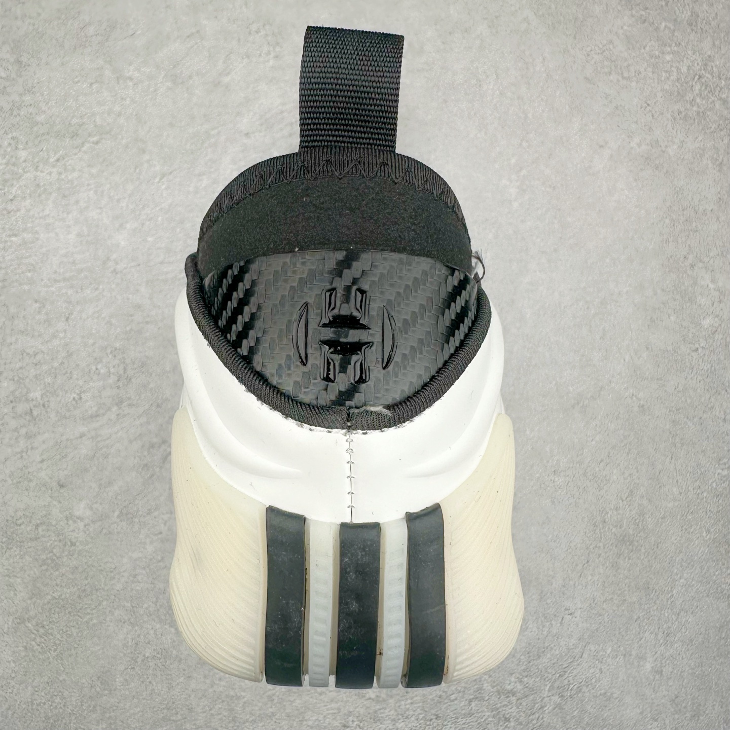 图片[8]-AD Harden Vol. 9 哈登九代签名篮球鞋 JH6483 以来极具未来感与复古风格的简洁设计语言，贯彻了 James Harden 本人在球场内外秉持的「Under No One」的态度与个性。鞋形轮廓采用了流线型设计，且没有多余的线条或元素，营造出一种极具速度感的视觉印象；鞋侧的三条纹在这次则是以野兽抓痕般的形态呈现，进一步强化了鞋款的战斗氛围的同时，更带来强烈的科幻感与战斗氛围。鞋身两侧的三条纹，不仅传达蕴含战斗气息的视觉美感，亦巧妙融入透气板设计提升穿着体验，在激烈赛况中兼顾轻质舒适与时尚气息；在中底部分则采用全掌 Lightboost 科技结合 Y 型抗扭片，为赛场提供轻量化的脚感与卓越的缓震回弹支持；大底分区纹路与外底上翻设计进一步强化抓地力，无论是在变向、突破还是起跳时都能够提供稳固的支撑，满足复杂赛场需求。除了将实战性能与时尚元素融合，Harden Vol 9 亦帮助提升球员的赛场表现的同时，也在场外传递 James Harden 不断进化，不断提升自我的无畏风格。尺码：41 42 42.5 43 44 44.5 45 46-选品中心