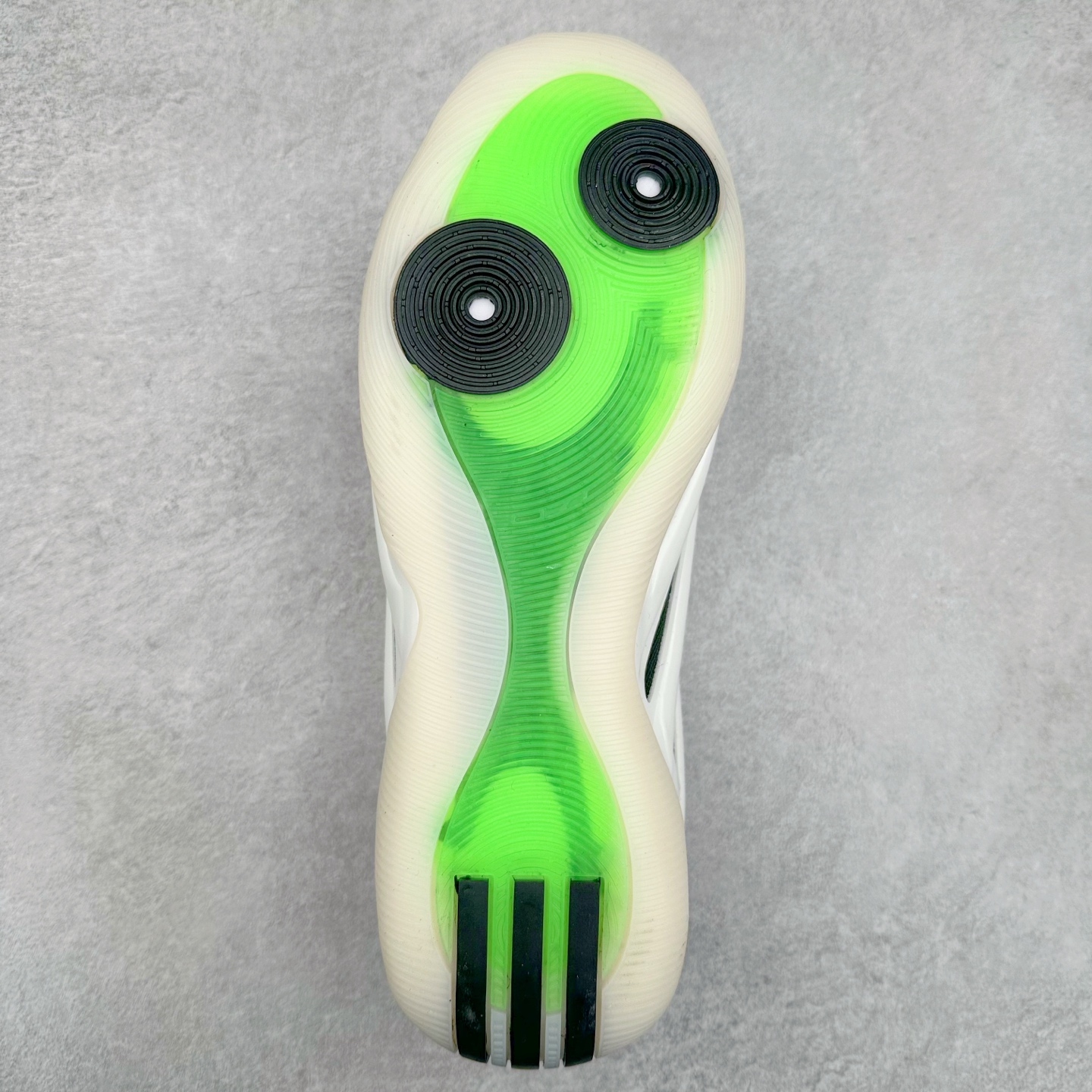 图片[9]-AD Harden Vol. 9 哈登九代签名篮球鞋 JH6483 以来极具未来感与复古风格的简洁设计语言，贯彻了 James Harden 本人在球场内外秉持的「Under No One」的态度与个性。鞋形轮廓采用了流线型设计，且没有多余的线条或元素，营造出一种极具速度感的视觉印象；鞋侧的三条纹在这次则是以野兽抓痕般的形态呈现，进一步强化了鞋款的战斗氛围的同时，更带来强烈的科幻感与战斗氛围。鞋身两侧的三条纹，不仅传达蕴含战斗气息的视觉美感，亦巧妙融入透气板设计提升穿着体验，在激烈赛况中兼顾轻质舒适与时尚气息；在中底部分则采用全掌 Lightboost 科技结合 Y 型抗扭片，为赛场提供轻量化的脚感与卓越的缓震回弹支持；大底分区纹路与外底上翻设计进一步强化抓地力，无论是在变向、突破还是起跳时都能够提供稳固的支撑，满足复杂赛场需求。除了将实战性能与时尚元素融合，Harden Vol 9 亦帮助提升球员的赛场表现的同时，也在场外传递 James Harden 不断进化，不断提升自我的无畏风格。尺码：41 42 42.5 43 44 44.5 45 46-选品中心