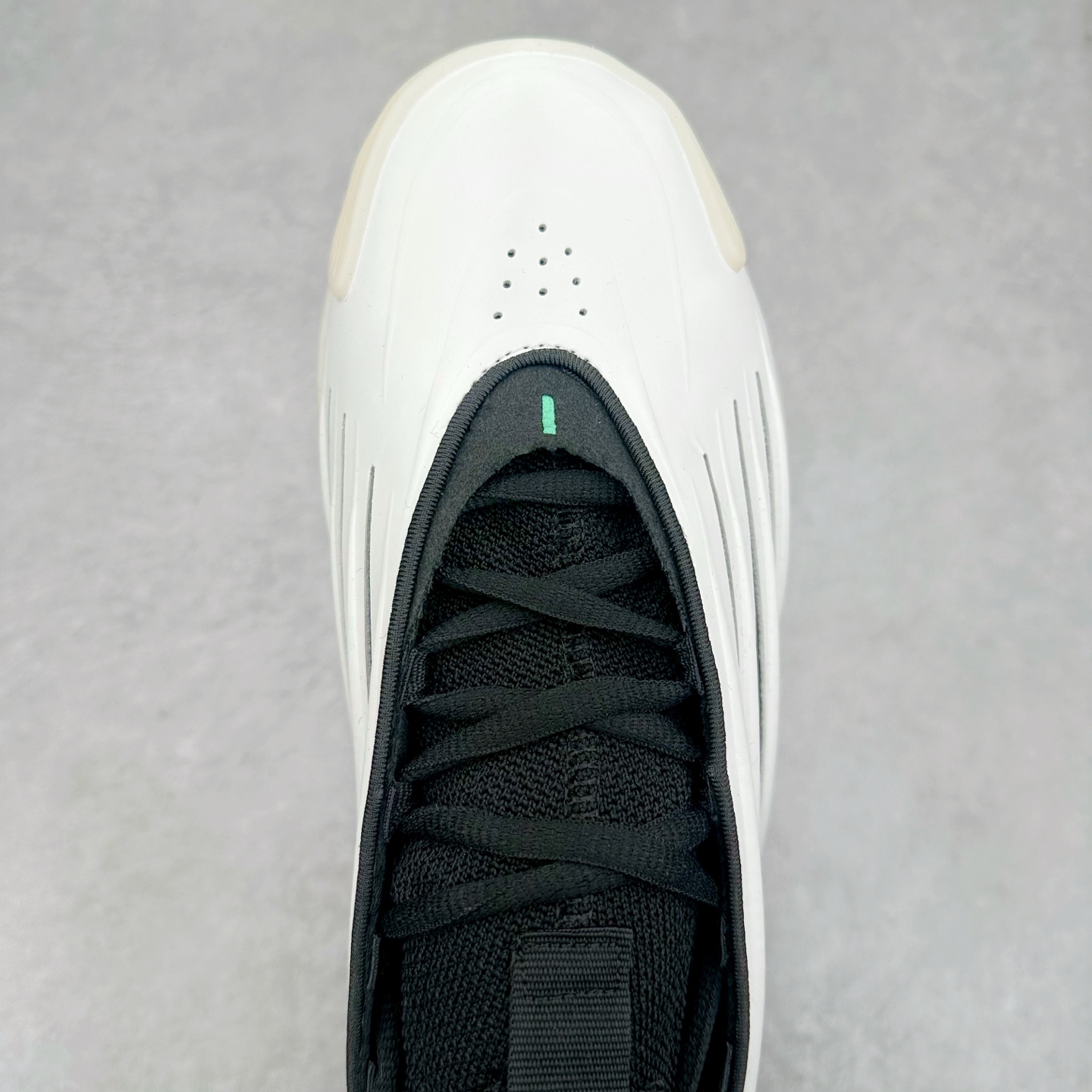 图片[4]-AD Harden Vol. 9 哈登九代签名篮球鞋 JH6483 以来极具未来感与复古风格的简洁设计语言，贯彻了 James Harden 本人在球场内外秉持的「Under No One」的态度与个性。鞋形轮廓采用了流线型设计，且没有多余的线条或元素，营造出一种极具速度感的视觉印象；鞋侧的三条纹在这次则是以野兽抓痕般的形态呈现，进一步强化了鞋款的战斗氛围的同时，更带来强烈的科幻感与战斗氛围。鞋身两侧的三条纹，不仅传达蕴含战斗气息的视觉美感，亦巧妙融入透气板设计提升穿着体验，在激烈赛况中兼顾轻质舒适与时尚气息；在中底部分则采用全掌 Lightboost 科技结合 Y 型抗扭片，为赛场提供轻量化的脚感与卓越的缓震回弹支持；大底分区纹路与外底上翻设计进一步强化抓地力，无论是在变向、突破还是起跳时都能够提供稳固的支撑，满足复杂赛场需求。除了将实战性能与时尚元素融合，Harden Vol 9 亦帮助提升球员的赛场表现的同时，也在场外传递 James Harden 不断进化，不断提升自我的无畏风格。尺码：41 42 42.5 43 44 44.5 45 46-选品中心