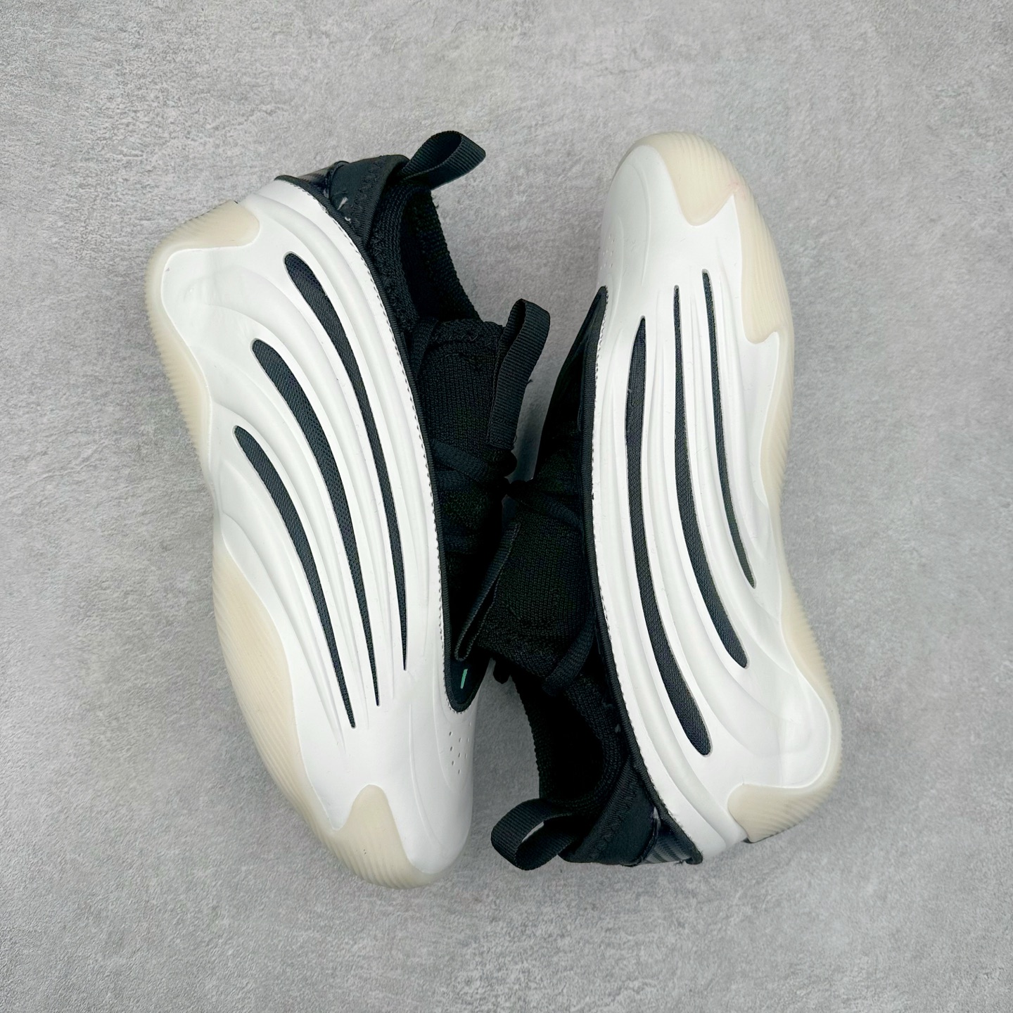 图片[3]-AD Harden Vol. 9 哈登九代签名篮球鞋 JH6483 以来极具未来感与复古风格的简洁设计语言，贯彻了 James Harden 本人在球场内外秉持的「Under No One」的态度与个性。鞋形轮廓采用了流线型设计，且没有多余的线条或元素，营造出一种极具速度感的视觉印象；鞋侧的三条纹在这次则是以野兽抓痕般的形态呈现，进一步强化了鞋款的战斗氛围的同时，更带来强烈的科幻感与战斗氛围。鞋身两侧的三条纹，不仅传达蕴含战斗气息的视觉美感，亦巧妙融入透气板设计提升穿着体验，在激烈赛况中兼顾轻质舒适与时尚气息；在中底部分则采用全掌 Lightboost 科技结合 Y 型抗扭片，为赛场提供轻量化的脚感与卓越的缓震回弹支持；大底分区纹路与外底上翻设计进一步强化抓地力，无论是在变向、突破还是起跳时都能够提供稳固的支撑，满足复杂赛场需求。除了将实战性能与时尚元素融合，Harden Vol 9 亦帮助提升球员的赛场表现的同时，也在场外传递 James Harden 不断进化，不断提升自我的无畏风格。尺码：41 42 42.5 43 44 44.5 45 46-选品中心