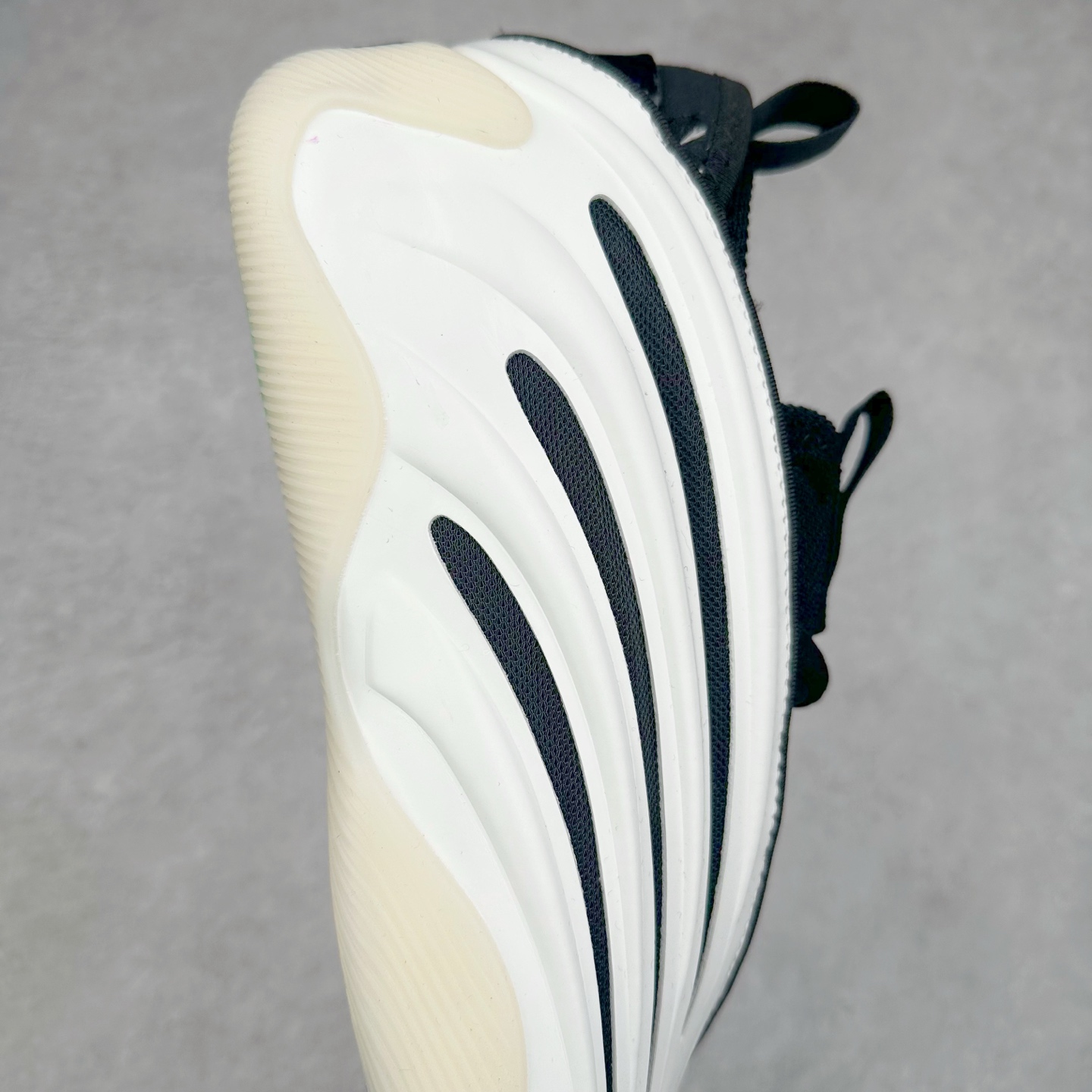 图片[6]-AD Harden Vol. 9 哈登九代签名篮球鞋 JH6483 以来极具未来感与复古风格的简洁设计语言，贯彻了 James Harden 本人在球场内外秉持的「Under No One」的态度与个性。鞋形轮廓采用了流线型设计，且没有多余的线条或元素，营造出一种极具速度感的视觉印象；鞋侧的三条纹在这次则是以野兽抓痕般的形态呈现，进一步强化了鞋款的战斗氛围的同时，更带来强烈的科幻感与战斗氛围。鞋身两侧的三条纹，不仅传达蕴含战斗气息的视觉美感，亦巧妙融入透气板设计提升穿着体验，在激烈赛况中兼顾轻质舒适与时尚气息；在中底部分则采用全掌 Lightboost 科技结合 Y 型抗扭片，为赛场提供轻量化的脚感与卓越的缓震回弹支持；大底分区纹路与外底上翻设计进一步强化抓地力，无论是在变向、突破还是起跳时都能够提供稳固的支撑，满足复杂赛场需求。除了将实战性能与时尚元素融合，Harden Vol 9 亦帮助提升球员的赛场表现的同时，也在场外传递 James Harden 不断进化，不断提升自我的无畏风格。尺码：41 42 42.5 43 44 44.5 45 46-选品中心