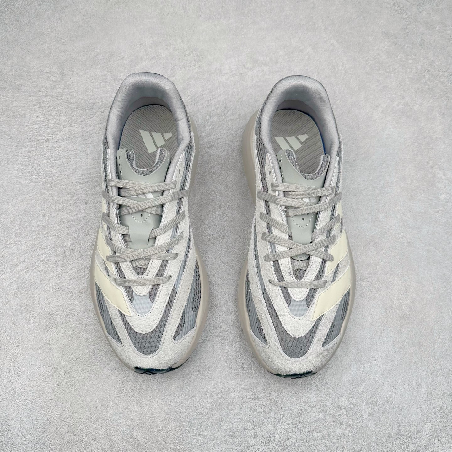 图片[2]-AD LIGHTBLAZE 流光舒适防滑耐磨低帮跑步鞋 Jq9973 前卫的专业跑鞋风格造型，LIGHTBLAZE延续了竞速美学的流线轮廓，保留住了与 AdizeroAdios Pro Evo 1相类似厚底理念和「宽三道杠」的视觉元素。尺码：36 36.5 37.5 38 38.5 39 40 40.5 41 42 42.5 43 44 44.5 45-选品中心