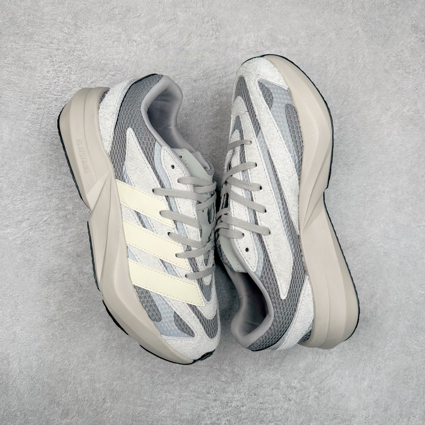 图片[3]-AD LIGHTBLAZE 流光舒适防滑耐磨低帮跑步鞋 Jq9973 前卫的专业跑鞋风格造型，LIGHTBLAZE延续了竞速美学的流线轮廓，保留住了与 AdizeroAdios Pro Evo 1相类似厚底理念和「宽三道杠」的视觉元素。尺码：36 36.5 37.5 38 38.5 39 40 40.5 41 42 42.5 43 44 44.5 45-选品中心