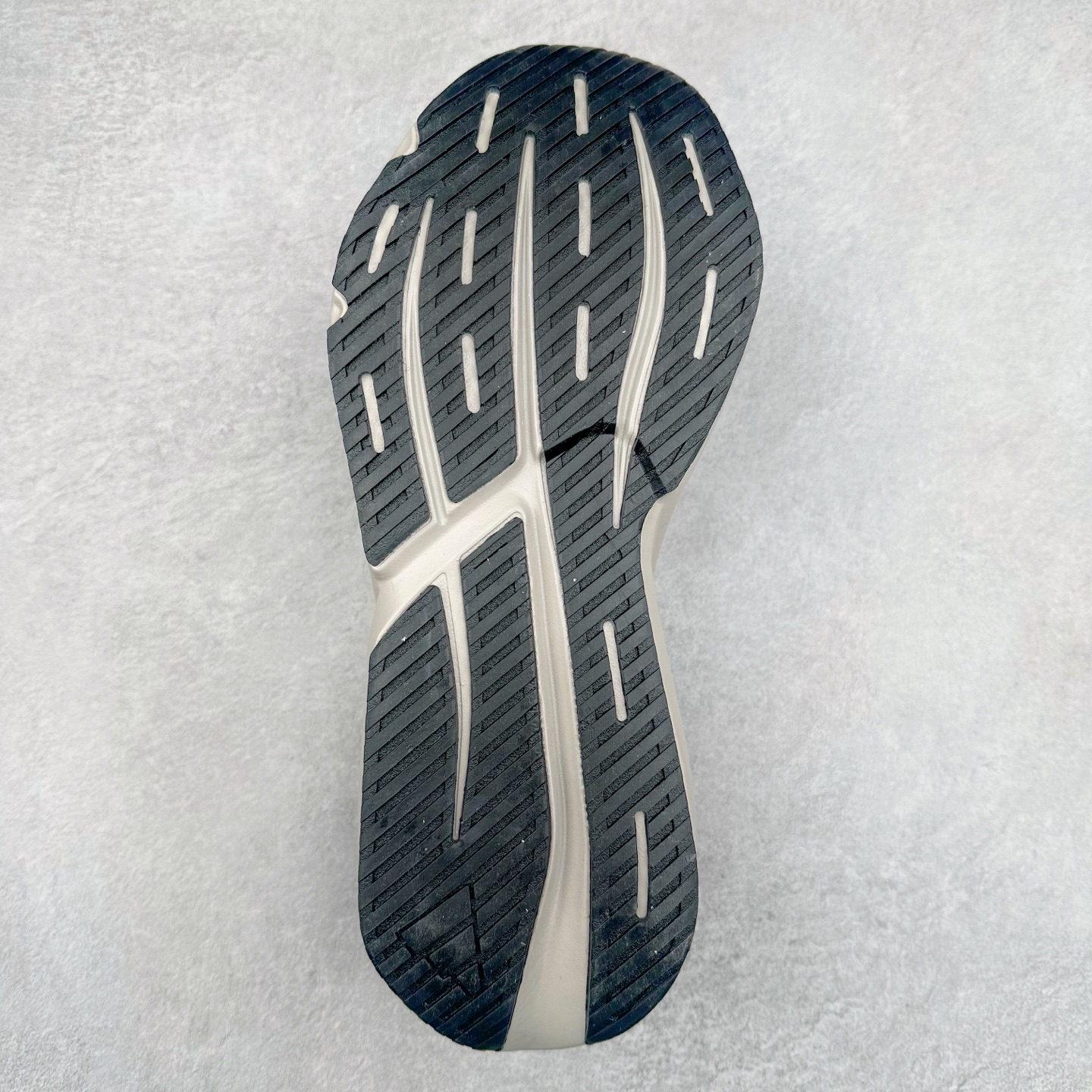 图片[9]-AD LIGHTBLAZE 流光舒适防滑耐磨低帮跑步鞋 Jq9973 前卫的专业跑鞋风格造型，LIGHTBLAZE延续了竞速美学的流线轮廓，保留住了与 AdizeroAdios Pro Evo 1相类似厚底理念和「宽三道杠」的视觉元素。尺码：36 36.5 37.5 38 38.5 39 40 40.5 41 42 42.5 43 44 44.5 45-选品中心