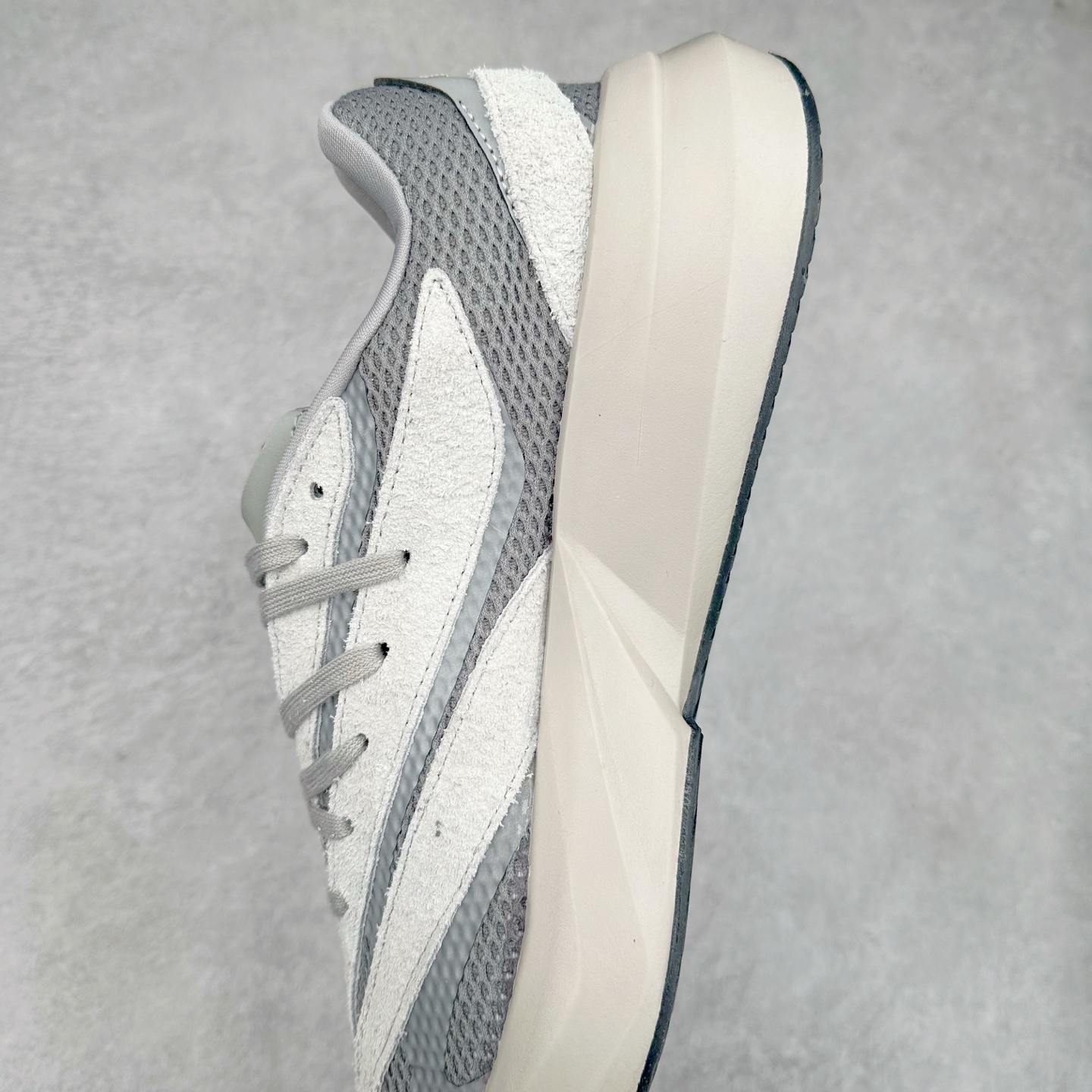 图片[7]-AD LIGHTBLAZE 流光舒适防滑耐磨低帮跑步鞋 Jq9973 前卫的专业跑鞋风格造型，LIGHTBLAZE延续了竞速美学的流线轮廓，保留住了与 AdizeroAdios Pro Evo 1相类似厚底理念和「宽三道杠」的视觉元素。尺码：36 36.5 37.5 38 38.5 39 40 40.5 41 42 42.5 43 44 44.5 45-选品中心