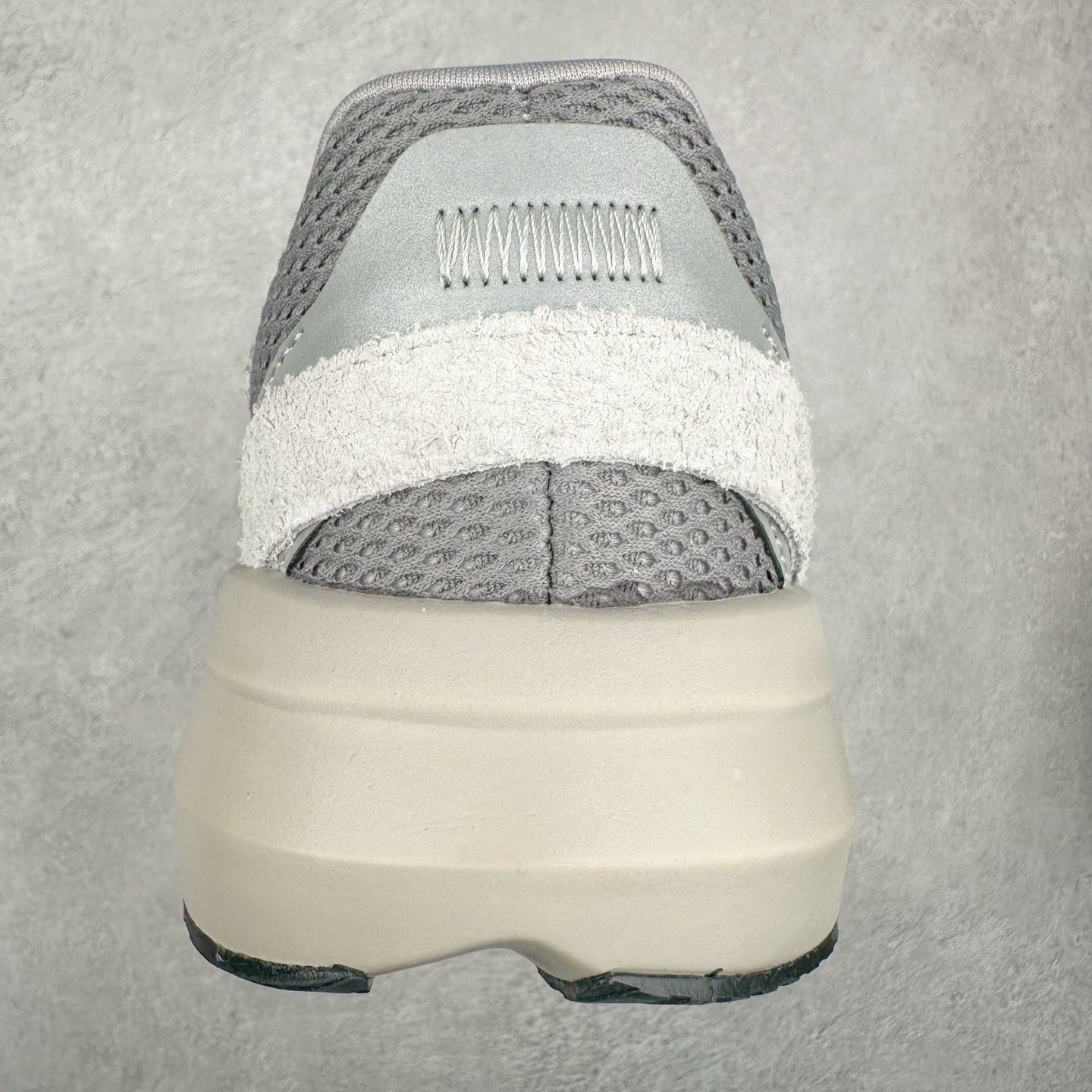 图片[8]-AD LIGHTBLAZE 流光舒适防滑耐磨低帮跑步鞋 Jq9973 前卫的专业跑鞋风格造型，LIGHTBLAZE延续了竞速美学的流线轮廓，保留住了与 AdizeroAdios Pro Evo 1相类似厚底理念和「宽三道杠」的视觉元素。尺码：36 36.5 37.5 38 38.5 39 40 40.5 41 42 42.5 43 44 44.5 45-选品中心