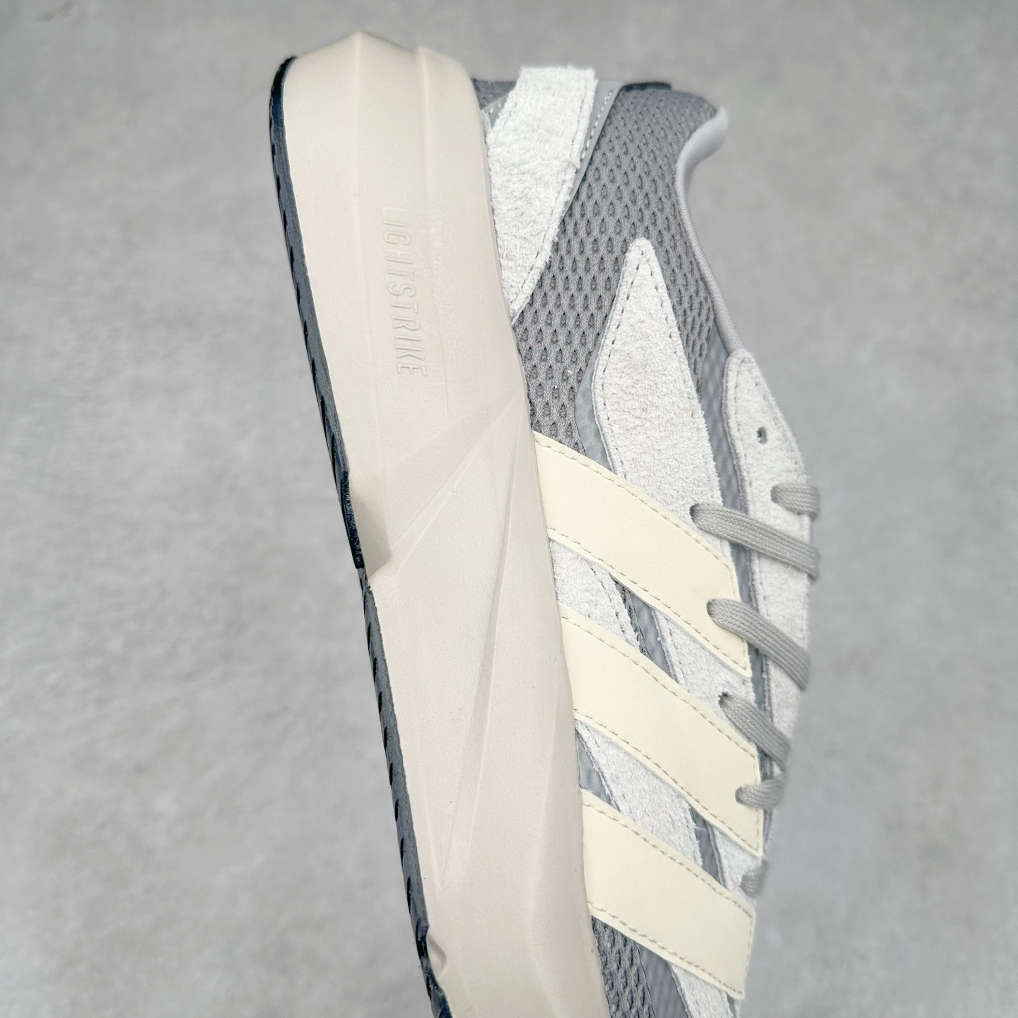 图片[6]-AD LIGHTBLAZE 流光舒适防滑耐磨低帮跑步鞋 Jq9973 前卫的专业跑鞋风格造型，LIGHTBLAZE延续了竞速美学的流线轮廓，保留住了与 AdizeroAdios Pro Evo 1相类似厚底理念和「宽三道杠」的视觉元素。尺码：36 36.5 37.5 38 38.5 39 40 40.5 41 42 42.5 43 44 44.5 45-选品中心