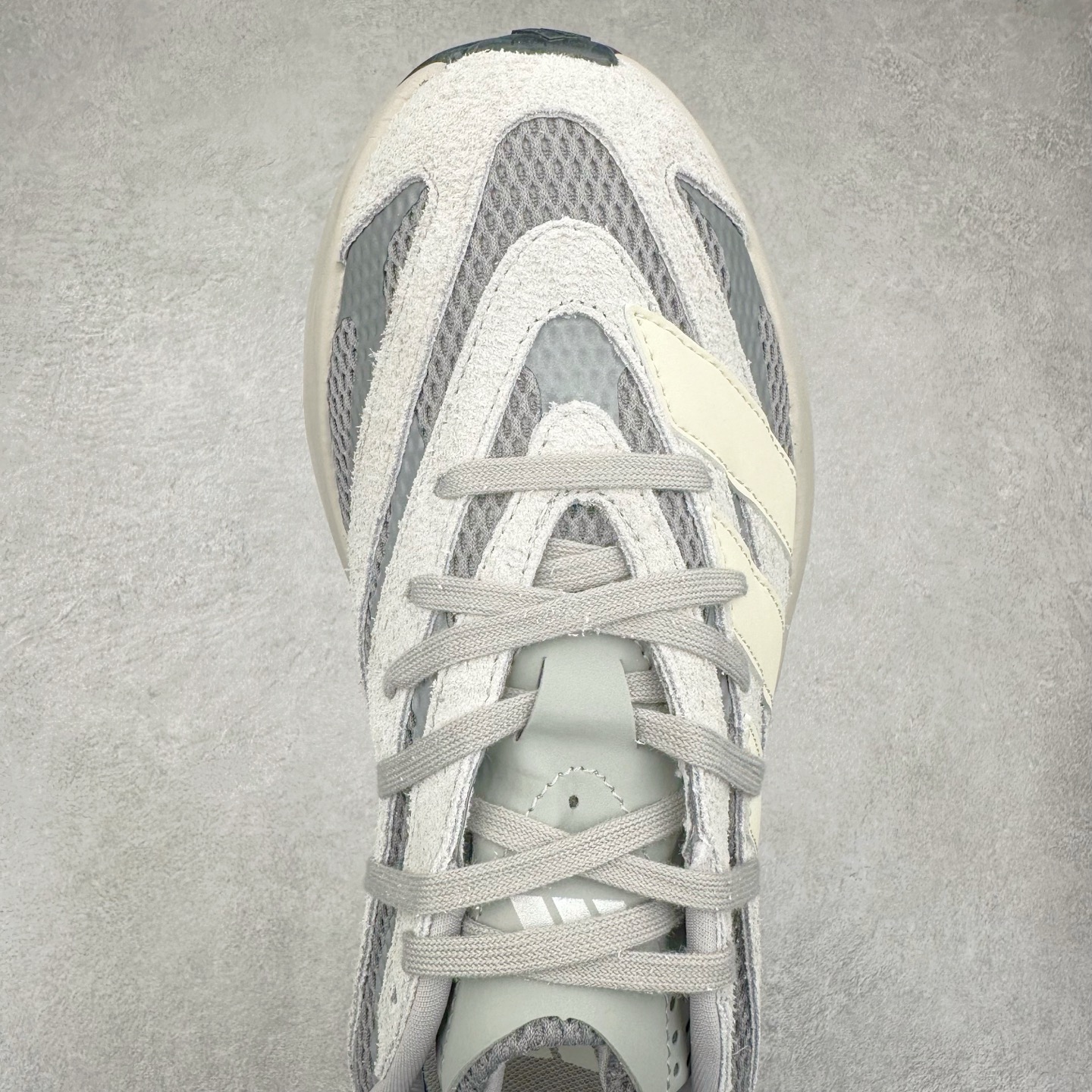 图片[4]-AD LIGHTBLAZE 流光舒适防滑耐磨低帮跑步鞋 Jq9973 前卫的专业跑鞋风格造型，LIGHTBLAZE延续了竞速美学的流线轮廓，保留住了与 AdizeroAdios Pro Evo 1相类似厚底理念和「宽三道杠」的视觉元素。尺码：36 36.5 37.5 38 38.5 39 40 40.5 41 42 42.5 43 44 44.5 45-选品中心