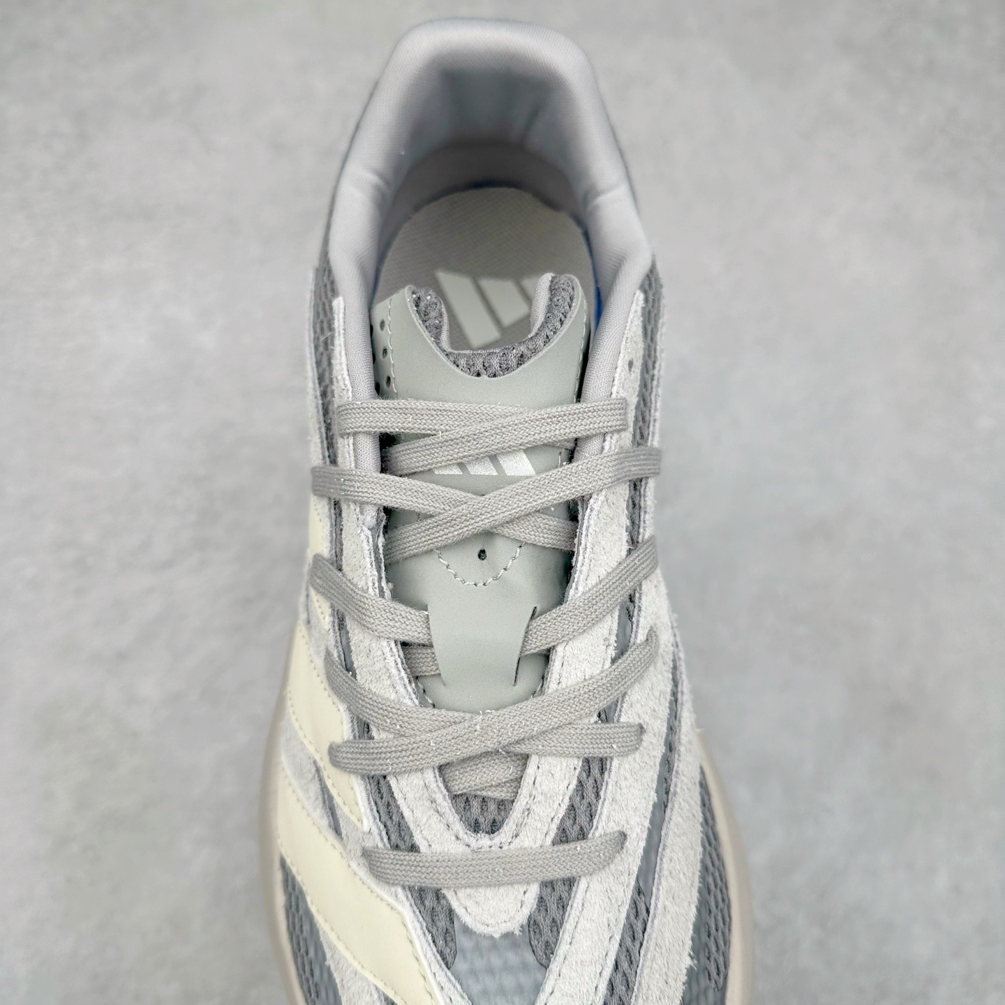 图片[5]-AD LIGHTBLAZE 流光舒适防滑耐磨低帮跑步鞋 Jq9973 前卫的专业跑鞋风格造型，LIGHTBLAZE延续了竞速美学的流线轮廓，保留住了与 AdizeroAdios Pro Evo 1相类似厚底理念和「宽三道杠」的视觉元素。尺码：36 36.5 37.5 38 38.5 39 40 40.5 41 42 42.5 43 44 44.5 45-选品中心