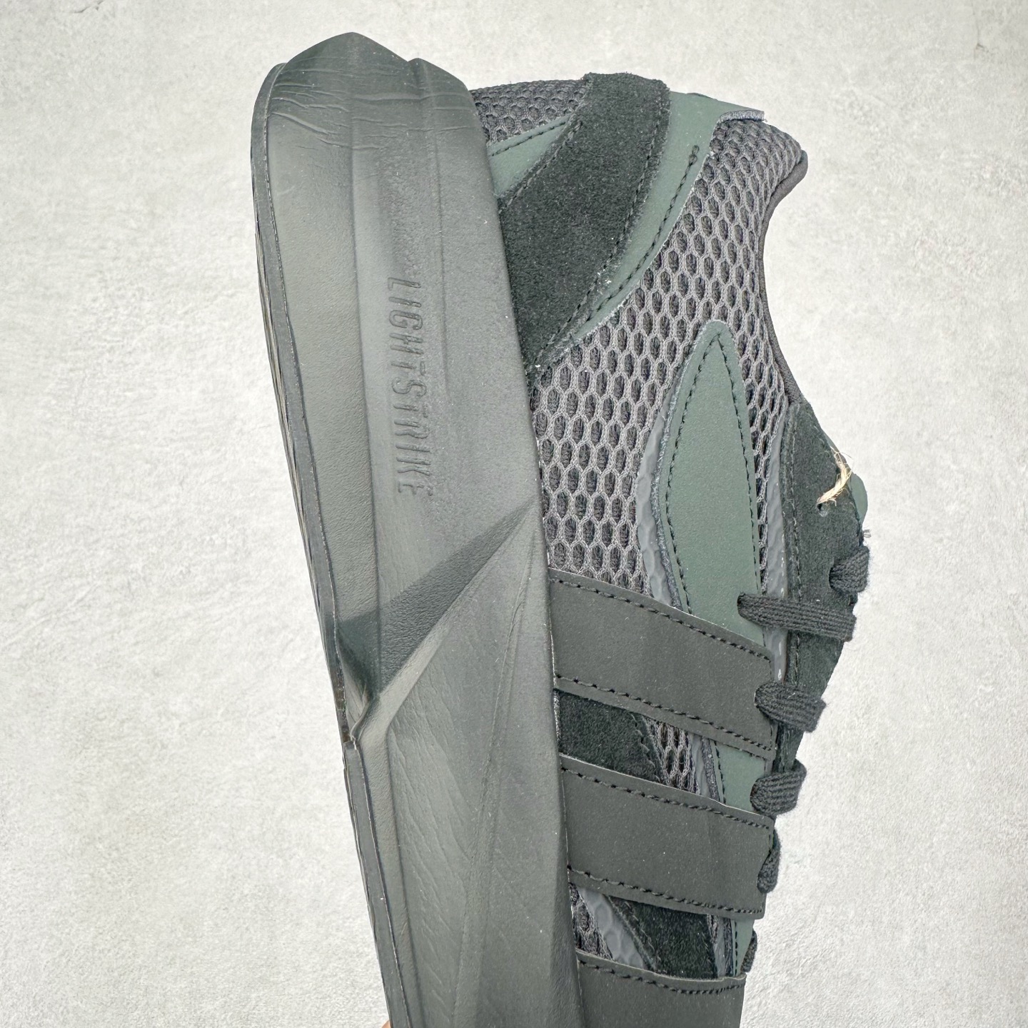 图片[6]-AD LIGHTBLAZE 流光舒适防滑耐磨低帮跑步鞋 JH6941 前卫的专业跑鞋风格造型，LIGHTBLAZE延续了竞速美学的流线轮廓，保留住了与 AdizeroAdios Pro Evo 1相类似厚底理念和「宽三道杠」的视觉元素。尺码：36 36.5 37.5 38 38.5 39 40 40.5 41 42 42.5 43 44 44.5 45-选品中心