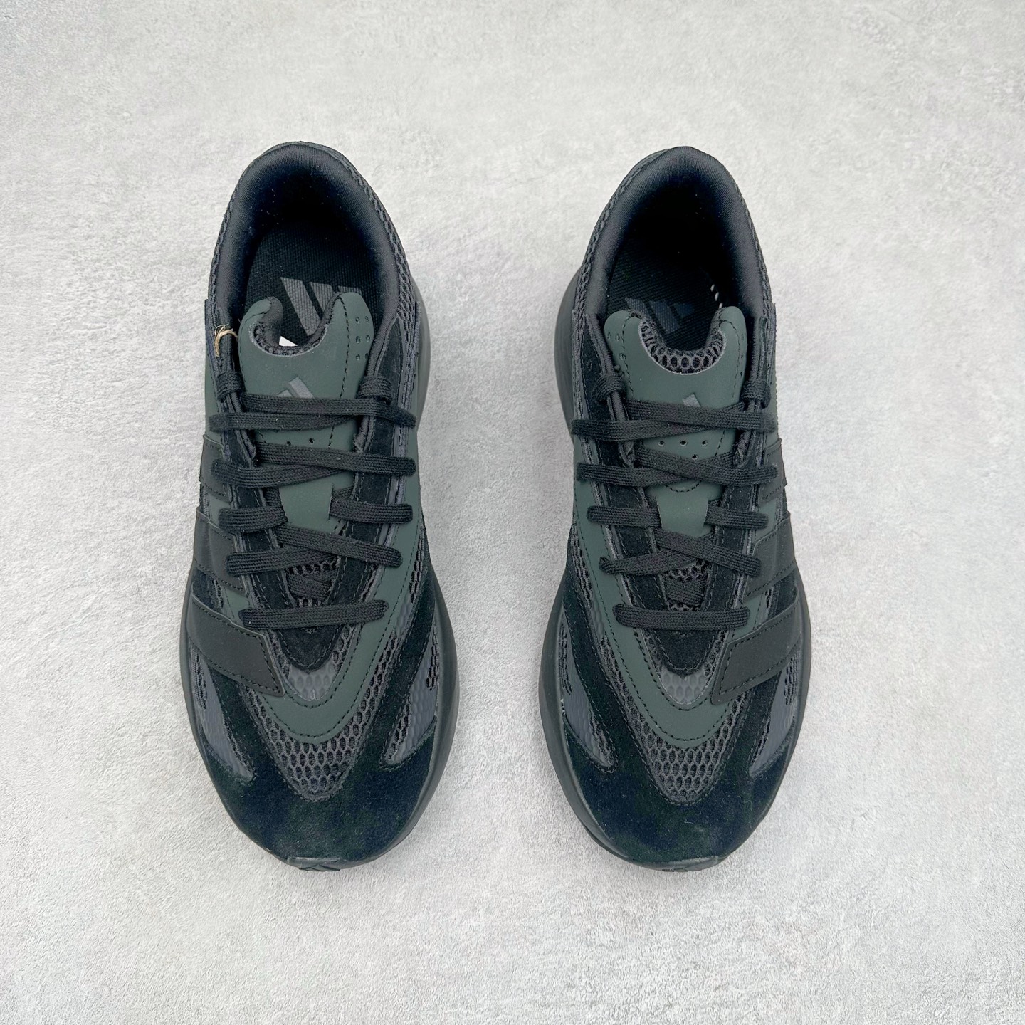 图片[2]-AD LIGHTBLAZE 流光舒适防滑耐磨低帮跑步鞋 JH6941 前卫的专业跑鞋风格造型，LIGHTBLAZE延续了竞速美学的流线轮廓，保留住了与 AdizeroAdios Pro Evo 1相类似厚底理念和「宽三道杠」的视觉元素。尺码：36 36.5 37.5 38 38.5 39 40 40.5 41 42 42.5 43 44 44.5 45-选品中心