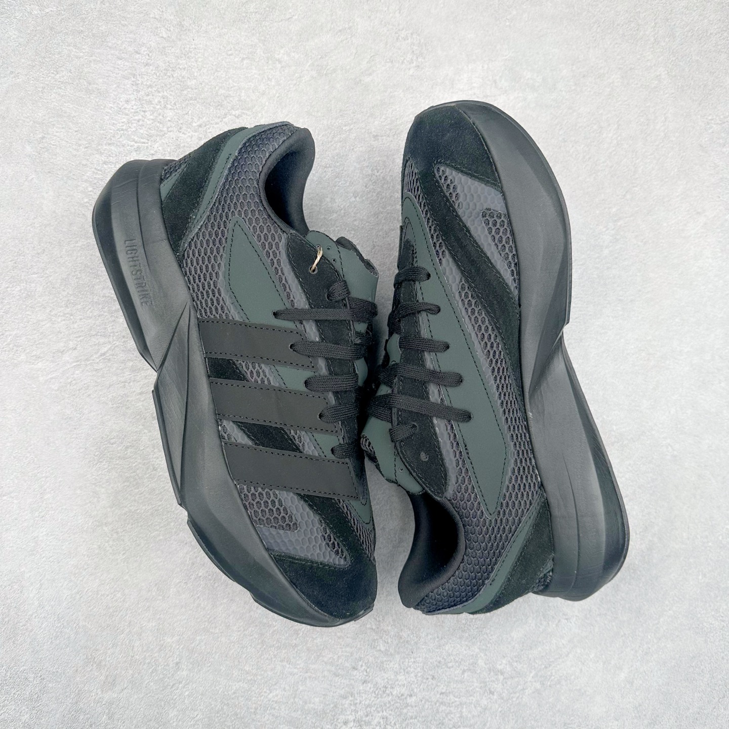 图片[3]-AD LIGHTBLAZE 流光舒适防滑耐磨低帮跑步鞋 JH6941 前卫的专业跑鞋风格造型，LIGHTBLAZE延续了竞速美学的流线轮廓，保留住了与 AdizeroAdios Pro Evo 1相类似厚底理念和「宽三道杠」的视觉元素。尺码：36 36.5 37.5 38 38.5 39 40 40.5 41 42 42.5 43 44 44.5 45-选品中心