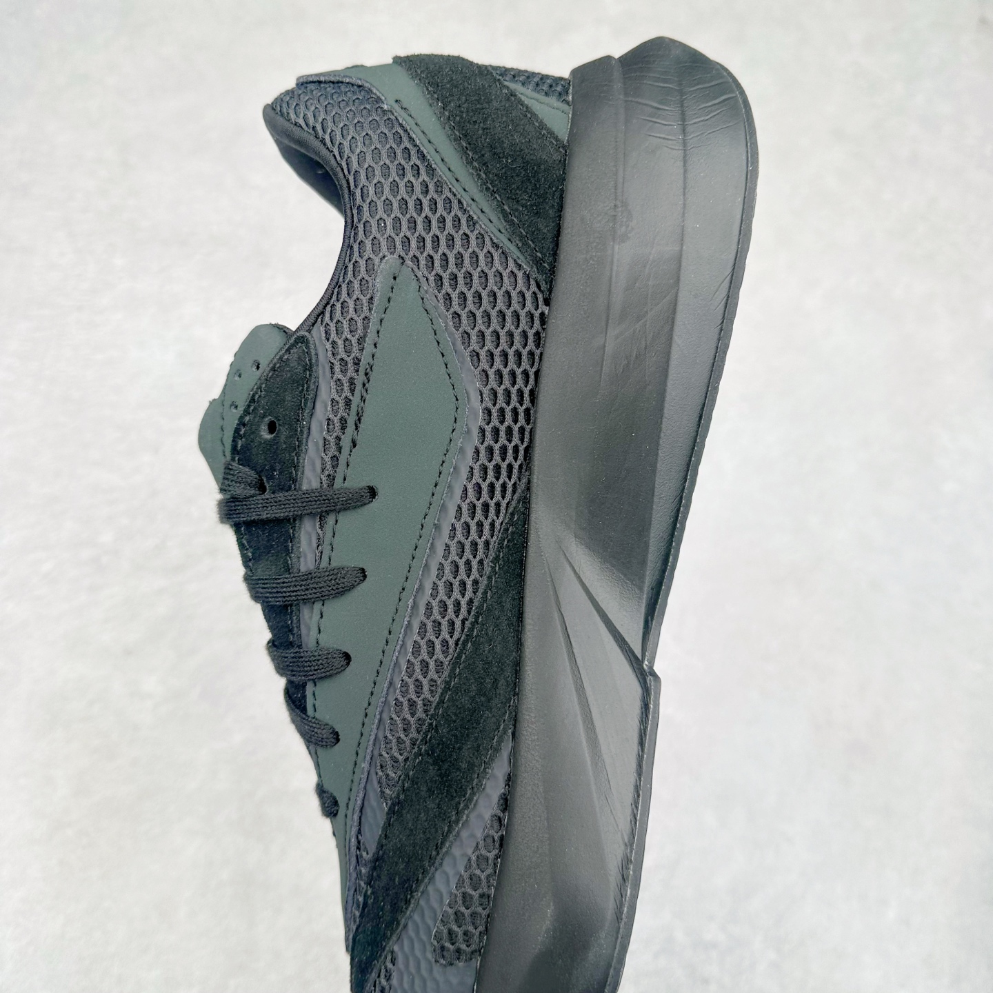 图片[7]-AD LIGHTBLAZE 流光舒适防滑耐磨低帮跑步鞋 JH6941 前卫的专业跑鞋风格造型，LIGHTBLAZE延续了竞速美学的流线轮廓，保留住了与 AdizeroAdios Pro Evo 1相类似厚底理念和「宽三道杠」的视觉元素。尺码：36 36.5 37.5 38 38.5 39 40 40.5 41 42 42.5 43 44 44.5 45-选品中心