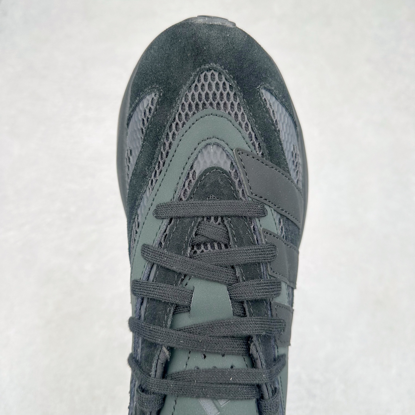 图片[4]-AD LIGHTBLAZE 流光舒适防滑耐磨低帮跑步鞋 JH6941 前卫的专业跑鞋风格造型，LIGHTBLAZE延续了竞速美学的流线轮廓，保留住了与 AdizeroAdios Pro Evo 1相类似厚底理念和「宽三道杠」的视觉元素。尺码：36 36.5 37.5 38 38.5 39 40 40.5 41 42 42.5 43 44 44.5 45-选品中心