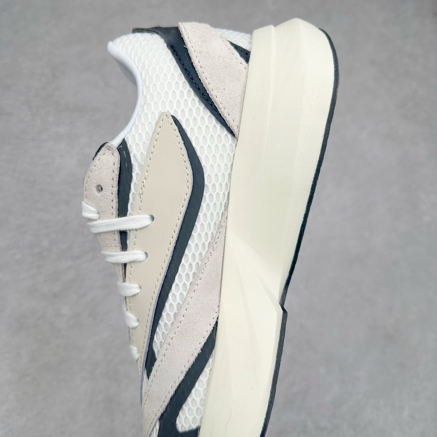 图片[7]-AD LIGHTBLAZE 流光舒适防滑耐磨低帮跑步鞋 JH6944 前卫的专业跑鞋风格造型，LIGHTBLAZE延续了竞速美学的流线轮廓，保留住了与 AdizeroAdios Pro Evo 1相类似厚底理念和「宽三道杠」的视觉元素。尺码：36 36.5 37.5 38 38.5 39 40 40.5 41 42 42.5 43 44 44.5 45-选品中心