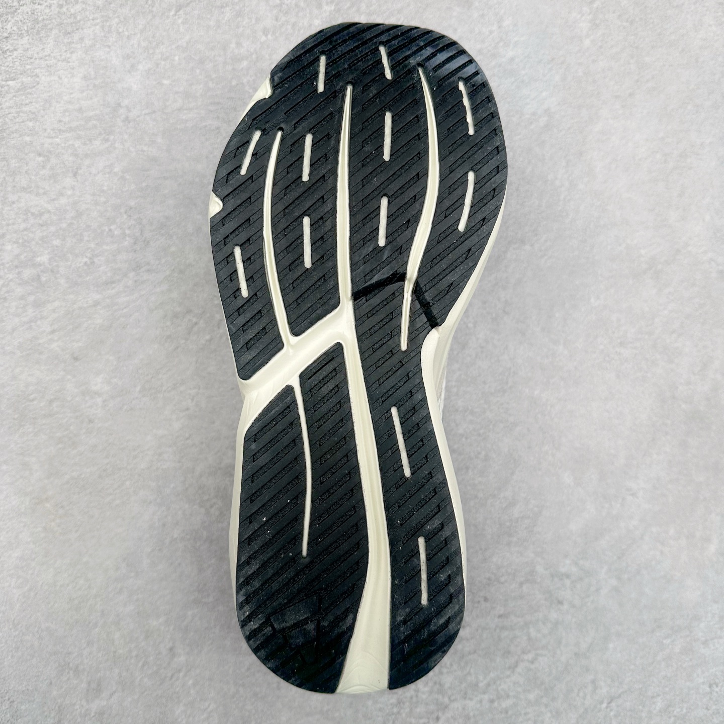 图片[9]-AD LIGHTBLAZE 流光舒适防滑耐磨低帮跑步鞋 JH6944 前卫的专业跑鞋风格造型，LIGHTBLAZE延续了竞速美学的流线轮廓，保留住了与 AdizeroAdios Pro Evo 1相类似厚底理念和「宽三道杠」的视觉元素。尺码：36 36.5 37.5 38 38.5 39 40 40.5 41 42 42.5 43 44 44.5 45-选品中心