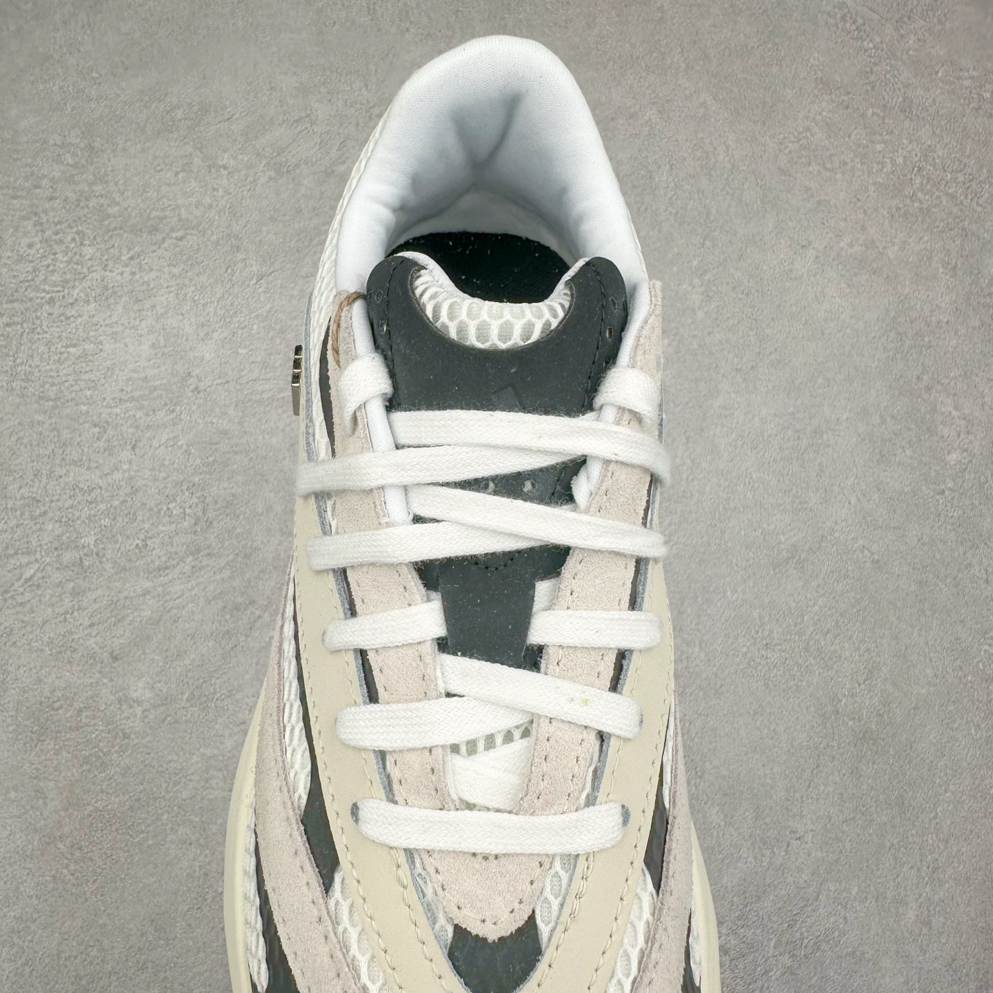 图片[5]-AD LIGHTBLAZE 流光舒适防滑耐磨低帮跑步鞋 JH6944 前卫的专业跑鞋风格造型，LIGHTBLAZE延续了竞速美学的流线轮廓，保留住了与 AdizeroAdios Pro Evo 1相类似厚底理念和「宽三道杠」的视觉元素。尺码：36 36.5 37.5 38 38.5 39 40 40.5 41 42 42.5 43 44 44.5 45-选品中心