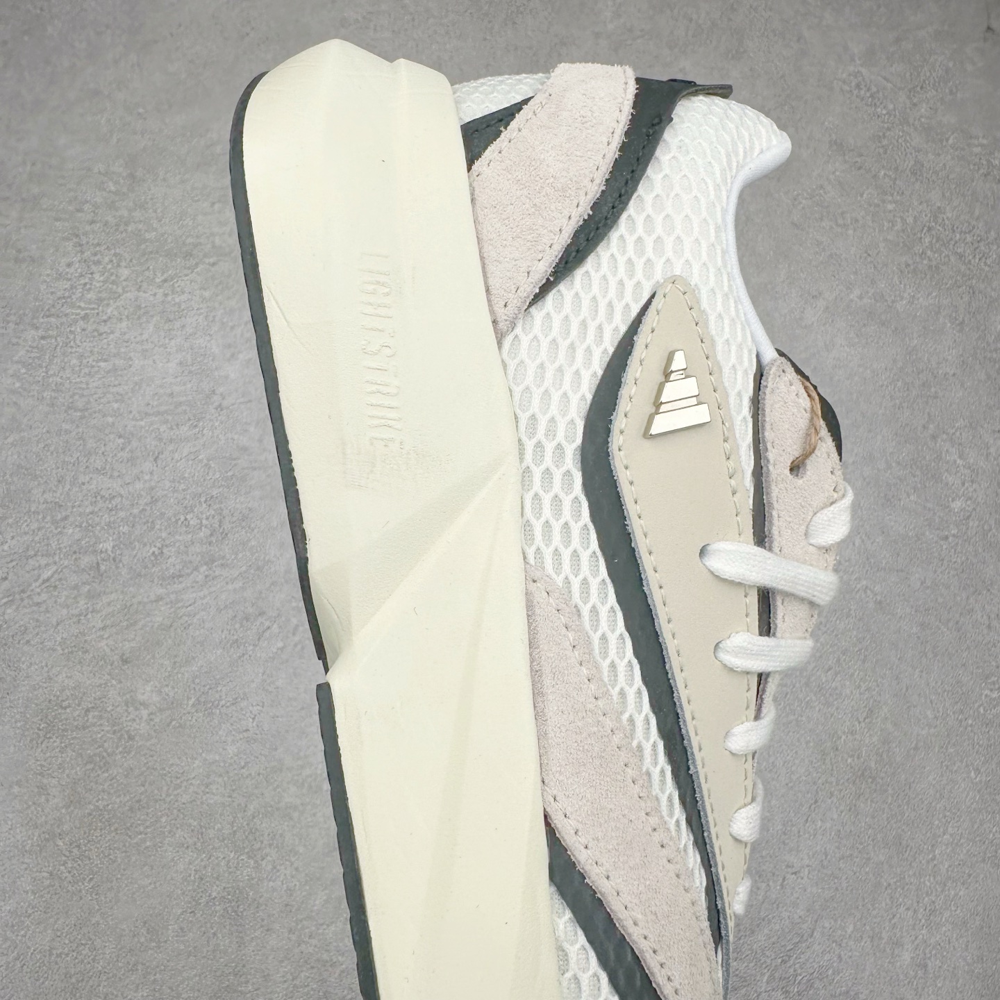 图片[6]-AD LIGHTBLAZE 流光舒适防滑耐磨低帮跑步鞋 JH6944 前卫的专业跑鞋风格造型，LIGHTBLAZE延续了竞速美学的流线轮廓，保留住了与 AdizeroAdios Pro Evo 1相类似厚底理念和「宽三道杠」的视觉元素。尺码：36 36.5 37.5 38 38.5 39 40 40.5 41 42 42.5 43 44 44.5 45-选品中心