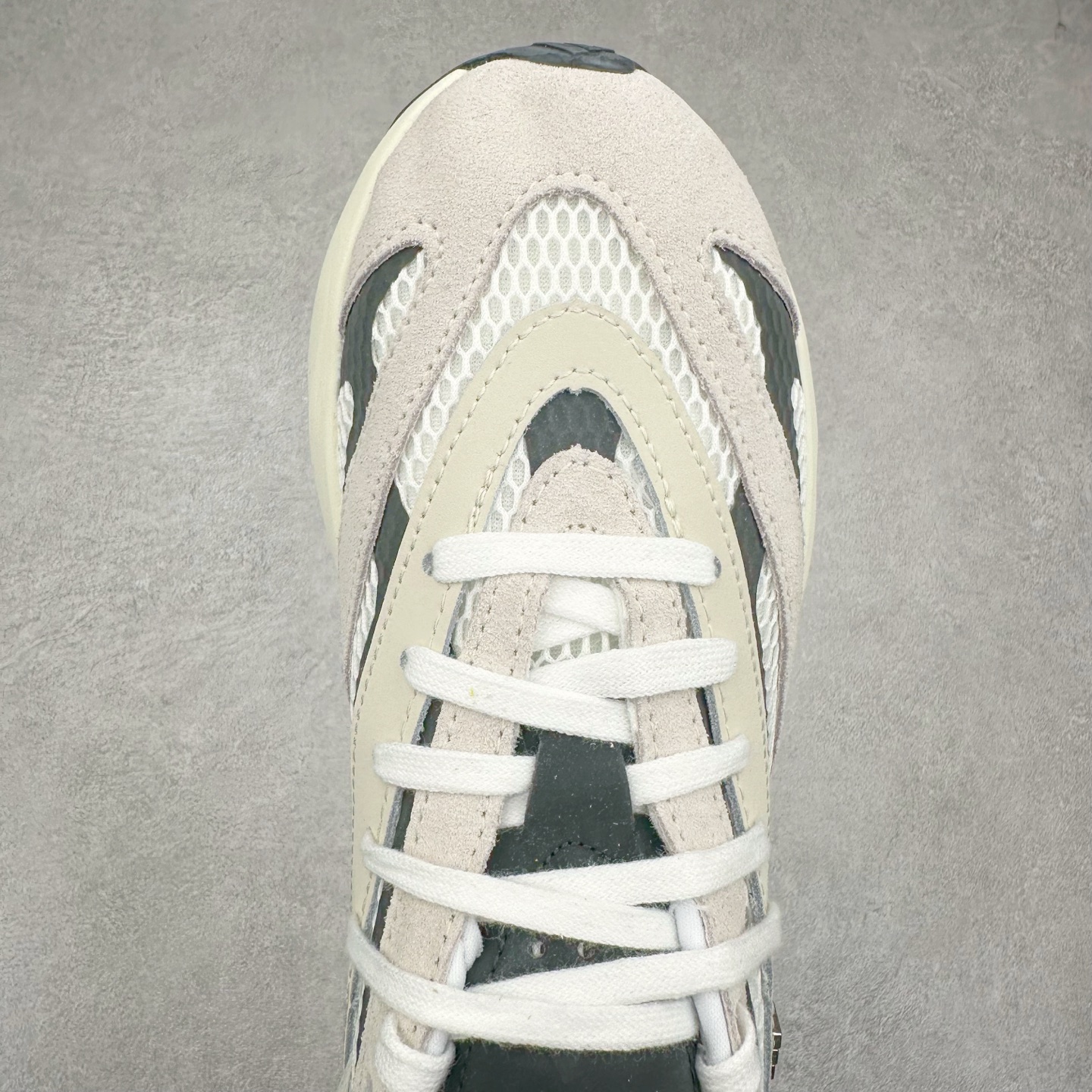 图片[4]-AD LIGHTBLAZE 流光舒适防滑耐磨低帮跑步鞋 JH6944 前卫的专业跑鞋风格造型，LIGHTBLAZE延续了竞速美学的流线轮廓，保留住了与 AdizeroAdios Pro Evo 1相类似厚底理念和「宽三道杠」的视觉元素。尺码：36 36.5 37.5 38 38.5 39 40 40.5 41 42 42.5 43 44 44.5 45-选品中心