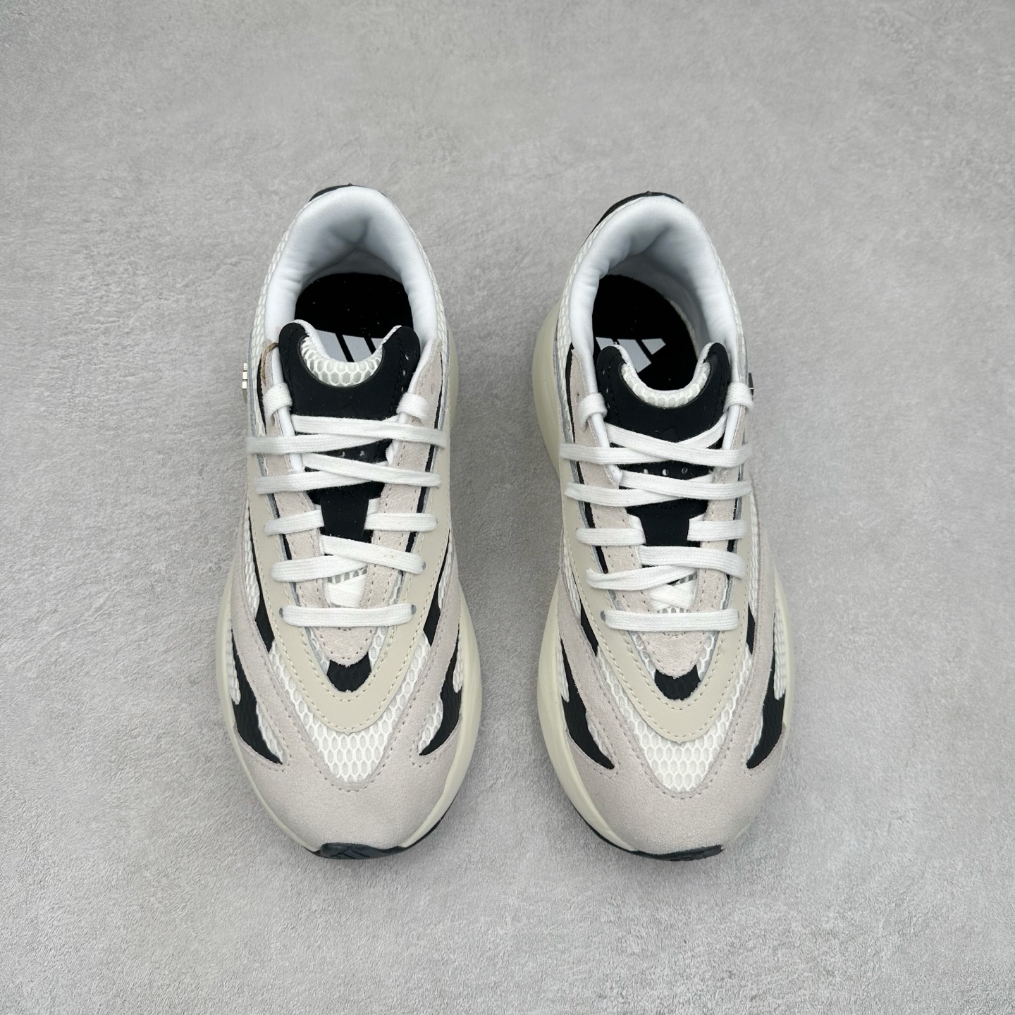 图片[2]-AD LIGHTBLAZE 流光舒适防滑耐磨低帮跑步鞋 JH6944 前卫的专业跑鞋风格造型，LIGHTBLAZE延续了竞速美学的流线轮廓，保留住了与 AdizeroAdios Pro Evo 1相类似厚底理念和「宽三道杠」的视觉元素。尺码：36 36.5 37.5 38 38.5 39 40 40.5 41 42 42.5 43 44 44.5 45-选品中心