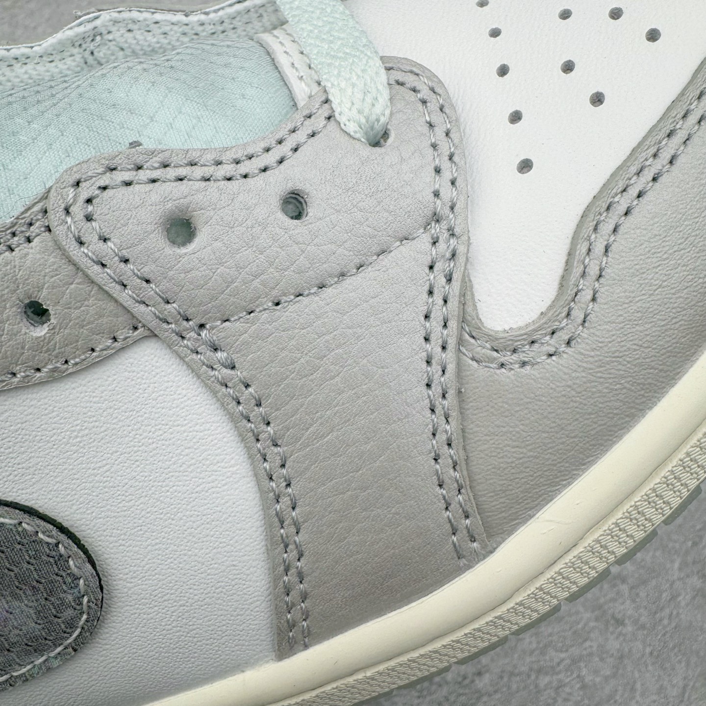 图片[19]-＃KZ神版莞产 Air Jordan AJ1 Retro Low OG CNY蛇年限定 白灰渐变 HF3144-100 全系列配色 外贸特供批次 新配色不断更新开发 市场中端王者 全套原纸板楦头开发 确保原汁原味 完美呈现一代版型 一比一鞋头弧度高度鞋身弧度 此版本只针对中端市场 细节品控鞋型随意秒杀市面同价位 鞋型完美 不臃肿别扭 头层皮料加持 用料绝不含糊 进口玻璃冲刀皮料裁剪零毛边 电脑针车工艺 超高鞋面清洁度 最高QC检验标准 控制溢胶瑕疵 原盒原配 飞翼3D高频深度立体 工艺方面大到整体鞋型 漏斗收腰 底线拉帮 LOGO立体程度 小到针眼排布 载片对称 冲孔效果 鞋标规范 鞋垫背胶等等 无一不是口碑收割 每双都是一个回头客 尺码：36 36.5 37.5 38 38.5 39 40 40.5 41 42 42.5 43 44 44.5 45 46 47.5-选品中心