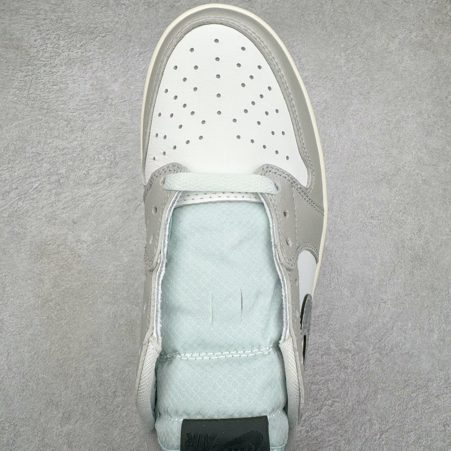 图片[4]-＃KZ神版莞产 Air Jordan AJ1 Retro Low OG CNY蛇年限定 白灰渐变 HF3144-100 全系列配色 外贸特供批次 新配色不断更新开发 市场中端王者 全套原纸板楦头开发 确保原汁原味 完美呈现一代版型 一比一鞋头弧度高度鞋身弧度 此版本只针对中端市场 细节品控鞋型随意秒杀市面同价位 鞋型完美 不臃肿别扭 头层皮料加持 用料绝不含糊 进口玻璃冲刀皮料裁剪零毛边 电脑针车工艺 超高鞋面清洁度 最高QC检验标准 控制溢胶瑕疵 原盒原配 飞翼3D高频深度立体 工艺方面大到整体鞋型 漏斗收腰 底线拉帮 LOGO立体程度 小到针眼排布 载片对称 冲孔效果 鞋标规范 鞋垫背胶等等 无一不是口碑收割 每双都是一个回头客 尺码：36 36.5 37.5 38 38.5 39 40 40.5 41 42 42.5 43 44 44.5 45 46 47.5-选品中心