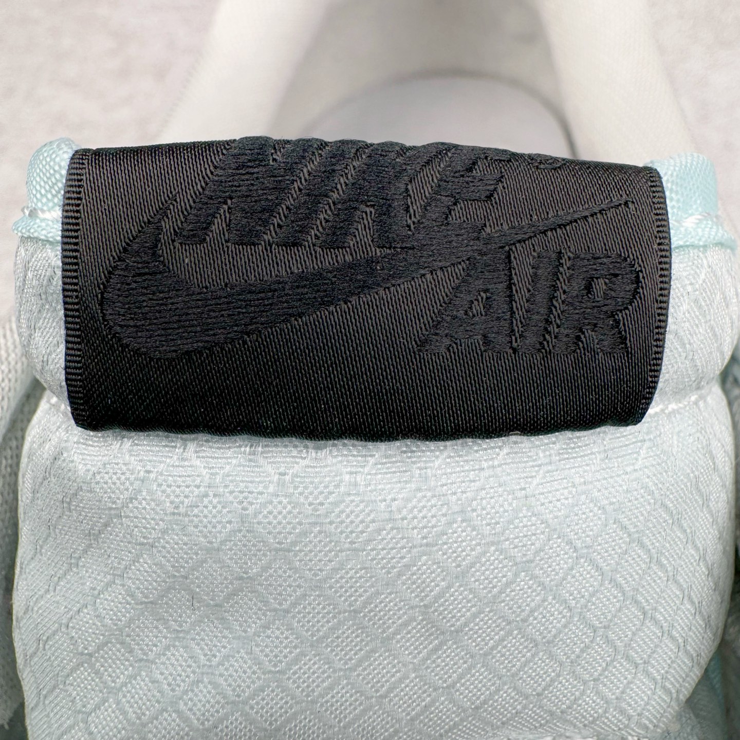 图片[14]-＃KZ神版莞产 Air Jordan AJ1 Retro Low OG CNY蛇年限定 白灰渐变 HF3144-100 全系列配色 外贸特供批次 新配色不断更新开发 市场中端王者 全套原纸板楦头开发 确保原汁原味 完美呈现一代版型 一比一鞋头弧度高度鞋身弧度 此版本只针对中端市场 细节品控鞋型随意秒杀市面同价位 鞋型完美 不臃肿别扭 头层皮料加持 用料绝不含糊 进口玻璃冲刀皮料裁剪零毛边 电脑针车工艺 超高鞋面清洁度 最高QC检验标准 控制溢胶瑕疵 原盒原配 飞翼3D高频深度立体 工艺方面大到整体鞋型 漏斗收腰 底线拉帮 LOGO立体程度 小到针眼排布 载片对称 冲孔效果 鞋标规范 鞋垫背胶等等 无一不是口碑收割 每双都是一个回头客 尺码：36 36.5 37.5 38 38.5 39 40 40.5 41 42 42.5 43 44 44.5 45 46 47.5-选品中心