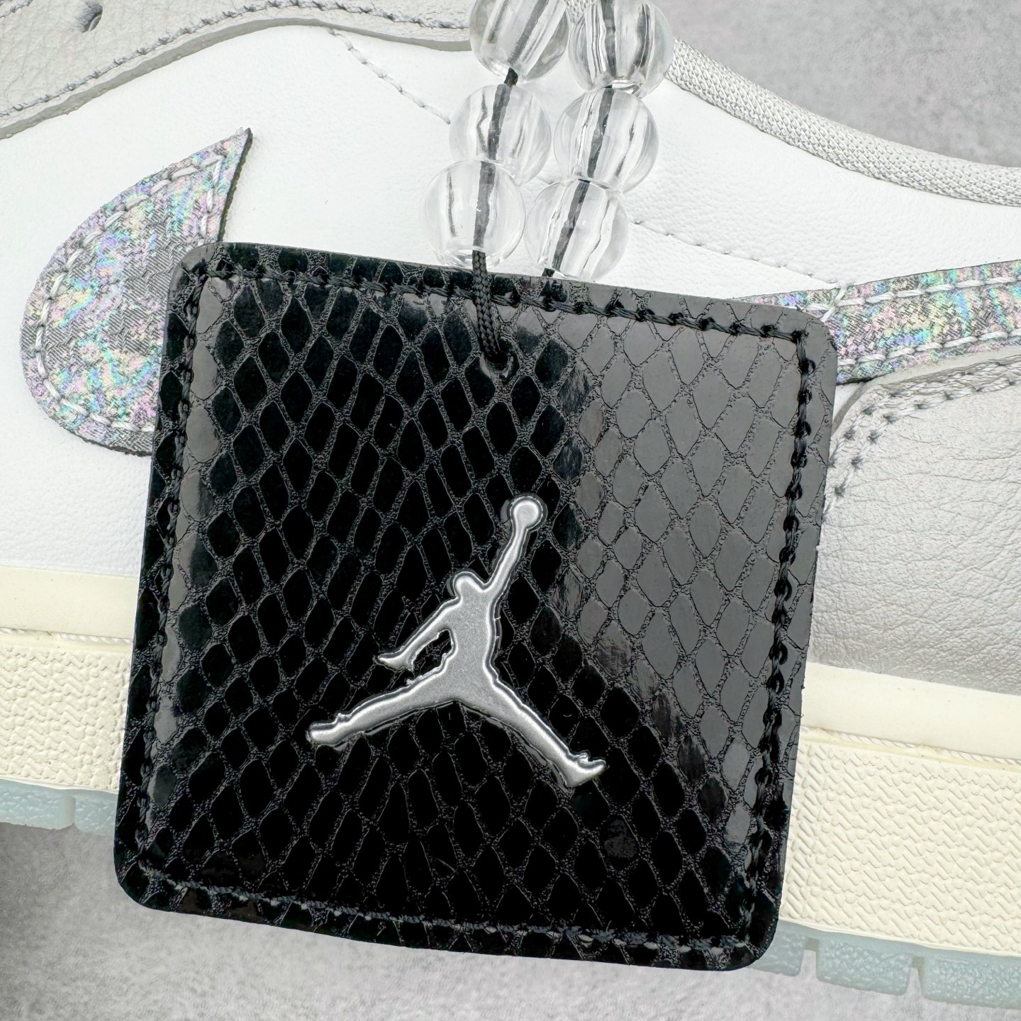图片[10]-＃KZ神版莞产 Air Jordan AJ1 Retro Low OG CNY蛇年限定 白灰渐变 HF3144-100 全系列配色 外贸特供批次 新配色不断更新开发 市场中端王者 全套原纸板楦头开发 确保原汁原味 完美呈现一代版型 一比一鞋头弧度高度鞋身弧度 此版本只针对中端市场 细节品控鞋型随意秒杀市面同价位 鞋型完美 不臃肿别扭 头层皮料加持 用料绝不含糊 进口玻璃冲刀皮料裁剪零毛边 电脑针车工艺 超高鞋面清洁度 最高QC检验标准 控制溢胶瑕疵 原盒原配 飞翼3D高频深度立体 工艺方面大到整体鞋型 漏斗收腰 底线拉帮 LOGO立体程度 小到针眼排布 载片对称 冲孔效果 鞋标规范 鞋垫背胶等等 无一不是口碑收割 每双都是一个回头客 尺码：36 36.5 37.5 38 38.5 39 40 40.5 41 42 42.5 43 44 44.5 45 46 47.5-选品中心