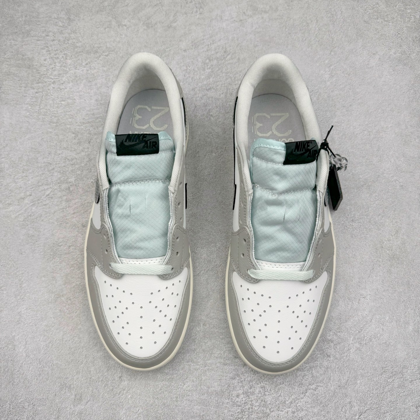 图片[2]-＃KZ神版莞产 Air Jordan AJ1 Retro Low OG CNY蛇年限定 白灰渐变 HF3144-100 全系列配色 外贸特供批次 新配色不断更新开发 市场中端王者 全套原纸板楦头开发 确保原汁原味 完美呈现一代版型 一比一鞋头弧度高度鞋身弧度 此版本只针对中端市场 细节品控鞋型随意秒杀市面同价位 鞋型完美 不臃肿别扭 头层皮料加持 用料绝不含糊 进口玻璃冲刀皮料裁剪零毛边 电脑针车工艺 超高鞋面清洁度 最高QC检验标准 控制溢胶瑕疵 原盒原配 飞翼3D高频深度立体 工艺方面大到整体鞋型 漏斗收腰 底线拉帮 LOGO立体程度 小到针眼排布 载片对称 冲孔效果 鞋标规范 鞋垫背胶等等 无一不是口碑收割 每双都是一个回头客 尺码：36 36.5 37.5 38 38.5 39 40 40.5 41 42 42.5 43 44 44.5 45 46 47.5-选品中心