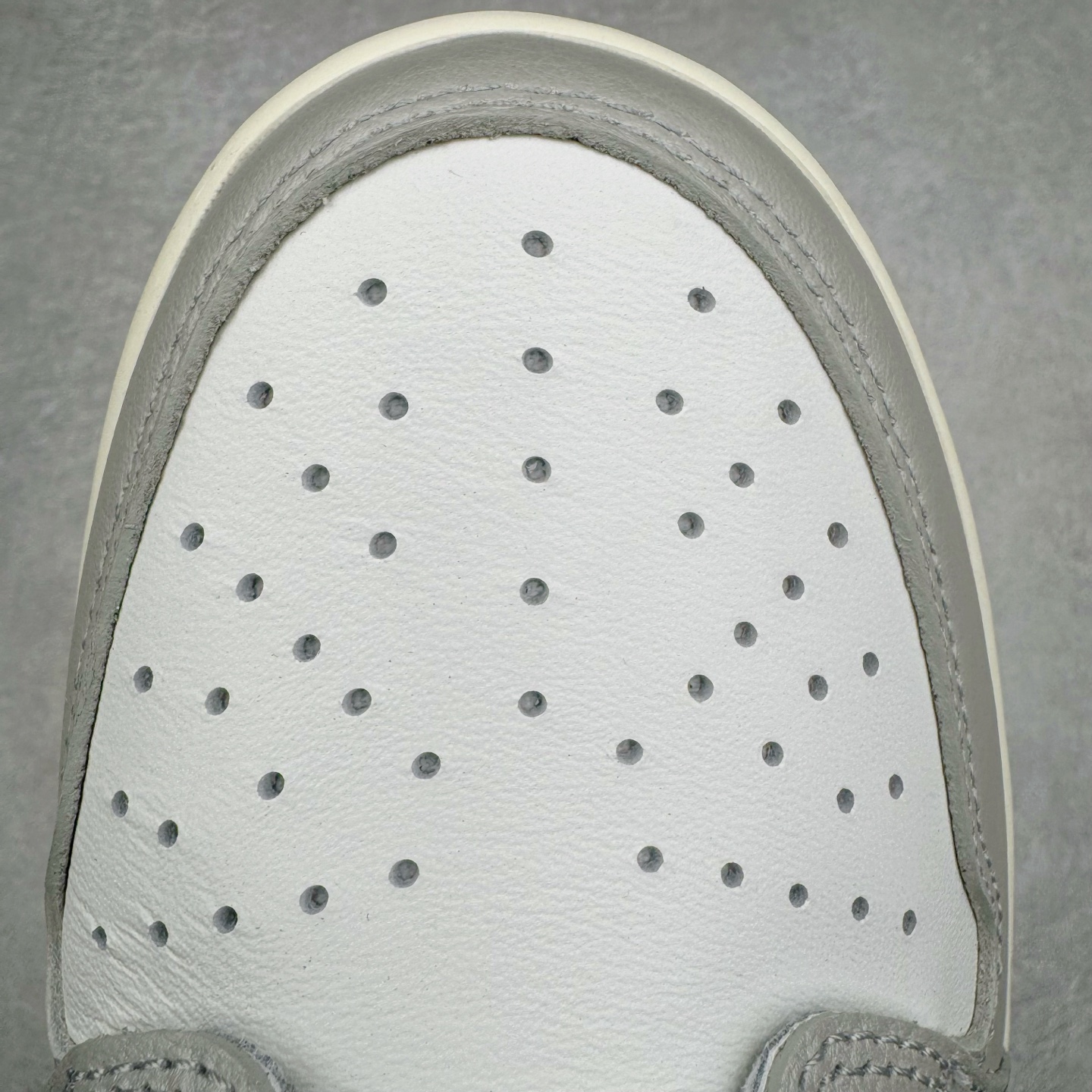 图片[16]-＃KZ神版莞产 Air Jordan AJ1 Retro Low OG CNY蛇年限定 白灰渐变 HF3144-100 全系列配色 外贸特供批次 新配色不断更新开发 市场中端王者 全套原纸板楦头开发 确保原汁原味 完美呈现一代版型 一比一鞋头弧度高度鞋身弧度 此版本只针对中端市场 细节品控鞋型随意秒杀市面同价位 鞋型完美 不臃肿别扭 头层皮料加持 用料绝不含糊 进口玻璃冲刀皮料裁剪零毛边 电脑针车工艺 超高鞋面清洁度 最高QC检验标准 控制溢胶瑕疵 原盒原配 飞翼3D高频深度立体 工艺方面大到整体鞋型 漏斗收腰 底线拉帮 LOGO立体程度 小到针眼排布 载片对称 冲孔效果 鞋标规范 鞋垫背胶等等 无一不是口碑收割 每双都是一个回头客 尺码：36 36.5 37.5 38 38.5 39 40 40.5 41 42 42.5 43 44 44.5 45 46 47.5-选品中心