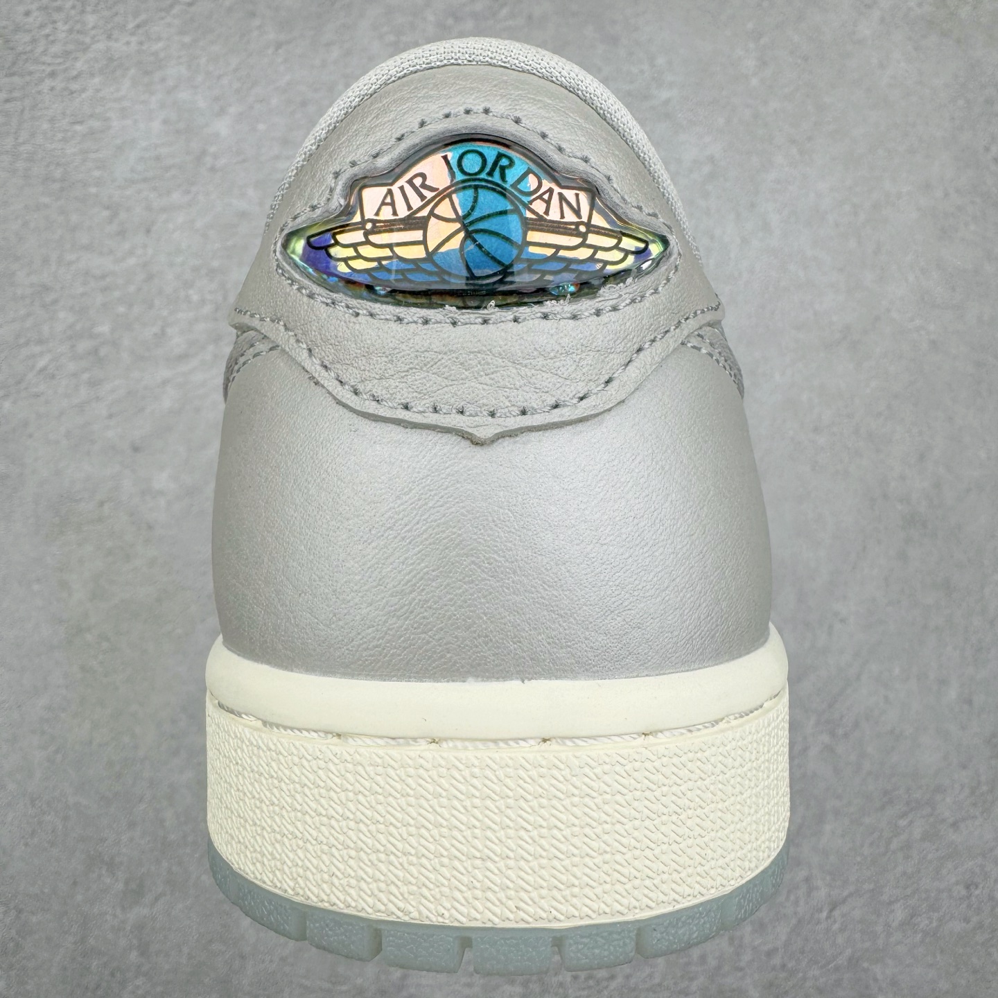 图片[8]-＃KZ神版莞产 Air Jordan AJ1 Retro Low OG CNY蛇年限定 白灰渐变 HF3144-100 全系列配色 外贸特供批次 新配色不断更新开发 市场中端王者 全套原纸板楦头开发 确保原汁原味 完美呈现一代版型 一比一鞋头弧度高度鞋身弧度 此版本只针对中端市场 细节品控鞋型随意秒杀市面同价位 鞋型完美 不臃肿别扭 头层皮料加持 用料绝不含糊 进口玻璃冲刀皮料裁剪零毛边 电脑针车工艺 超高鞋面清洁度 最高QC检验标准 控制溢胶瑕疵 原盒原配 飞翼3D高频深度立体 工艺方面大到整体鞋型 漏斗收腰 底线拉帮 LOGO立体程度 小到针眼排布 载片对称 冲孔效果 鞋标规范 鞋垫背胶等等 无一不是口碑收割 每双都是一个回头客 尺码：36 36.5 37.5 38 38.5 39 40 40.5 41 42 42.5 43 44 44.5 45 46 47.5-选品中心