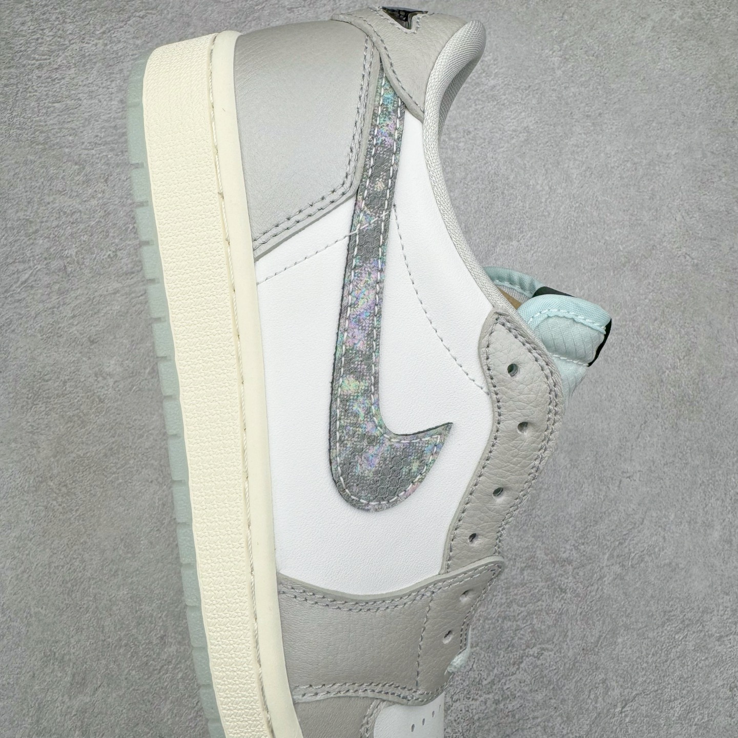 图片[6]-＃KZ神版莞产 Air Jordan AJ1 Retro Low OG CNY蛇年限定 白灰渐变 HF3144-100 全系列配色 外贸特供批次 新配色不断更新开发 市场中端王者 全套原纸板楦头开发 确保原汁原味 完美呈现一代版型 一比一鞋头弧度高度鞋身弧度 此版本只针对中端市场 细节品控鞋型随意秒杀市面同价位 鞋型完美 不臃肿别扭 头层皮料加持 用料绝不含糊 进口玻璃冲刀皮料裁剪零毛边 电脑针车工艺 超高鞋面清洁度 最高QC检验标准 控制溢胶瑕疵 原盒原配 飞翼3D高频深度立体 工艺方面大到整体鞋型 漏斗收腰 底线拉帮 LOGO立体程度 小到针眼排布 载片对称 冲孔效果 鞋标规范 鞋垫背胶等等 无一不是口碑收割 每双都是一个回头客 尺码：36 36.5 37.5 38 38.5 39 40 40.5 41 42 42.5 43 44 44.5 45 46 47.5-选品中心