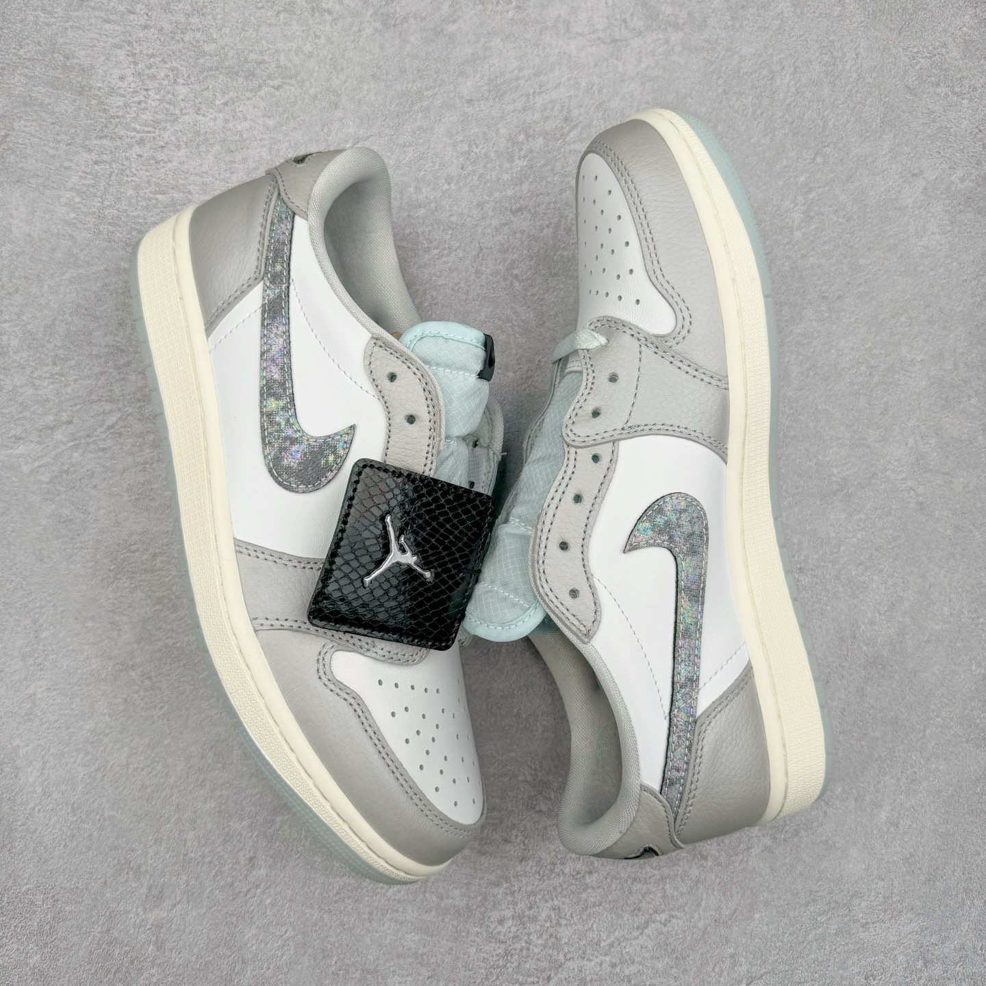 图片[3]-＃KZ神版莞产 Air Jordan AJ1 Retro Low OG CNY蛇年限定 白灰渐变 HF3144-100 全系列配色 外贸特供批次 新配色不断更新开发 市场中端王者 全套原纸板楦头开发 确保原汁原味 完美呈现一代版型 一比一鞋头弧度高度鞋身弧度 此版本只针对中端市场 细节品控鞋型随意秒杀市面同价位 鞋型完美 不臃肿别扭 头层皮料加持 用料绝不含糊 进口玻璃冲刀皮料裁剪零毛边 电脑针车工艺 超高鞋面清洁度 最高QC检验标准 控制溢胶瑕疵 原盒原配 飞翼3D高频深度立体 工艺方面大到整体鞋型 漏斗收腰 底线拉帮 LOGO立体程度 小到针眼排布 载片对称 冲孔效果 鞋标规范 鞋垫背胶等等 无一不是口碑收割 每双都是一个回头客 尺码：36 36.5 37.5 38 38.5 39 40 40.5 41 42 42.5 43 44 44.5 45 46 47.5-选品中心