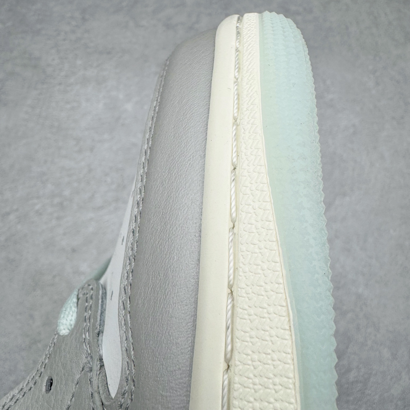 图片[15]-＃KZ神版莞产 Air Jordan AJ1 Retro Low OG CNY蛇年限定 白灰渐变 HF3144-100 全系列配色 外贸特供批次 新配色不断更新开发 市场中端王者 全套原纸板楦头开发 确保原汁原味 完美呈现一代版型 一比一鞋头弧度高度鞋身弧度 此版本只针对中端市场 细节品控鞋型随意秒杀市面同价位 鞋型完美 不臃肿别扭 头层皮料加持 用料绝不含糊 进口玻璃冲刀皮料裁剪零毛边 电脑针车工艺 超高鞋面清洁度 最高QC检验标准 控制溢胶瑕疵 原盒原配 飞翼3D高频深度立体 工艺方面大到整体鞋型 漏斗收腰 底线拉帮 LOGO立体程度 小到针眼排布 载片对称 冲孔效果 鞋标规范 鞋垫背胶等等 无一不是口碑收割 每双都是一个回头客 尺码：36 36.5 37.5 38 38.5 39 40 40.5 41 42 42.5 43 44 44.5 45 46 47.5-选品中心