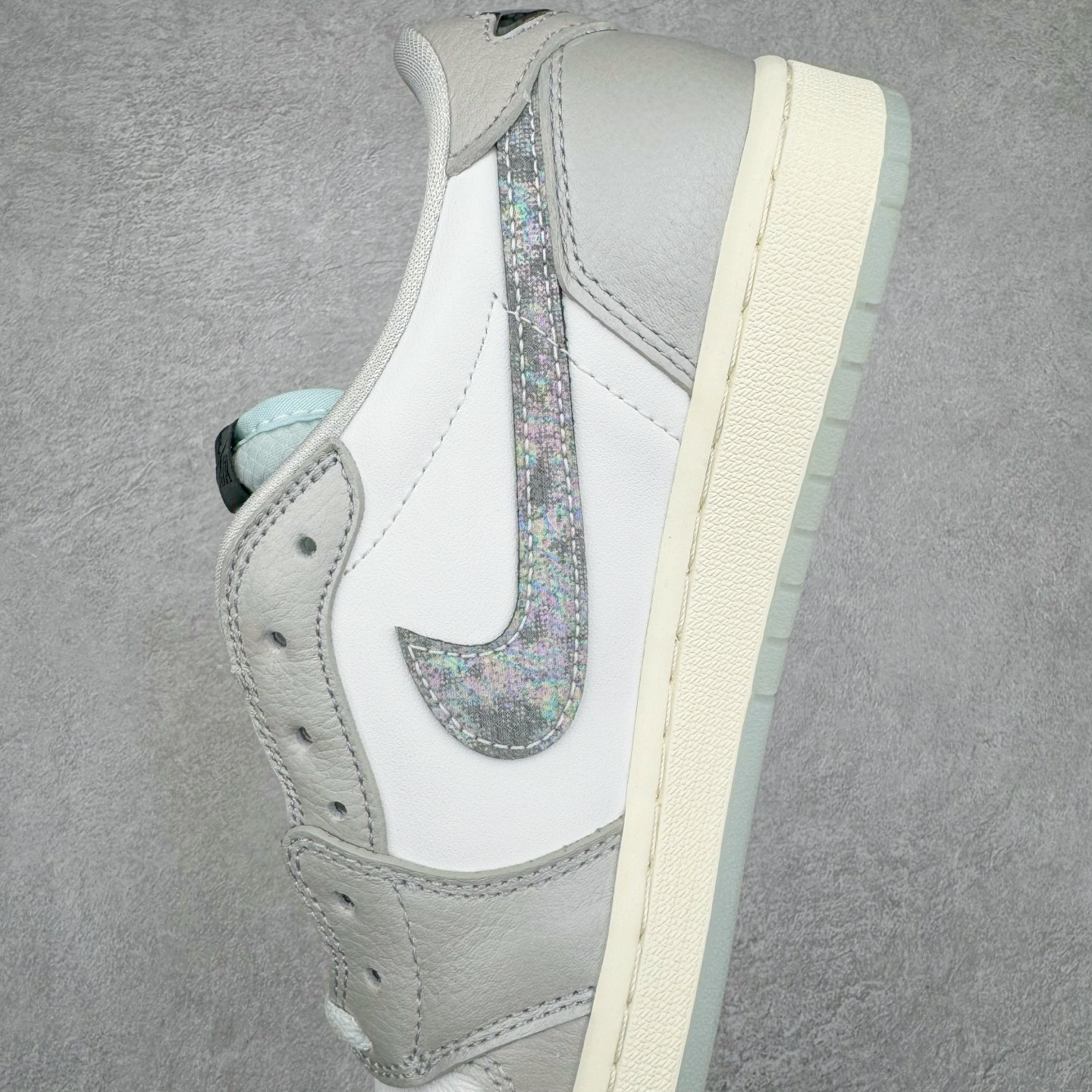 图片[7]-＃KZ神版莞产 Air Jordan AJ1 Retro Low OG CNY蛇年限定 白灰渐变 HF3144-100 全系列配色 外贸特供批次 新配色不断更新开发 市场中端王者 全套原纸板楦头开发 确保原汁原味 完美呈现一代版型 一比一鞋头弧度高度鞋身弧度 此版本只针对中端市场 细节品控鞋型随意秒杀市面同价位 鞋型完美 不臃肿别扭 头层皮料加持 用料绝不含糊 进口玻璃冲刀皮料裁剪零毛边 电脑针车工艺 超高鞋面清洁度 最高QC检验标准 控制溢胶瑕疵 原盒原配 飞翼3D高频深度立体 工艺方面大到整体鞋型 漏斗收腰 底线拉帮 LOGO立体程度 小到针眼排布 载片对称 冲孔效果 鞋标规范 鞋垫背胶等等 无一不是口碑收割 每双都是一个回头客 尺码：36 36.5 37.5 38 38.5 39 40 40.5 41 42 42.5 43 44 44.5 45 46 47.5-选品中心