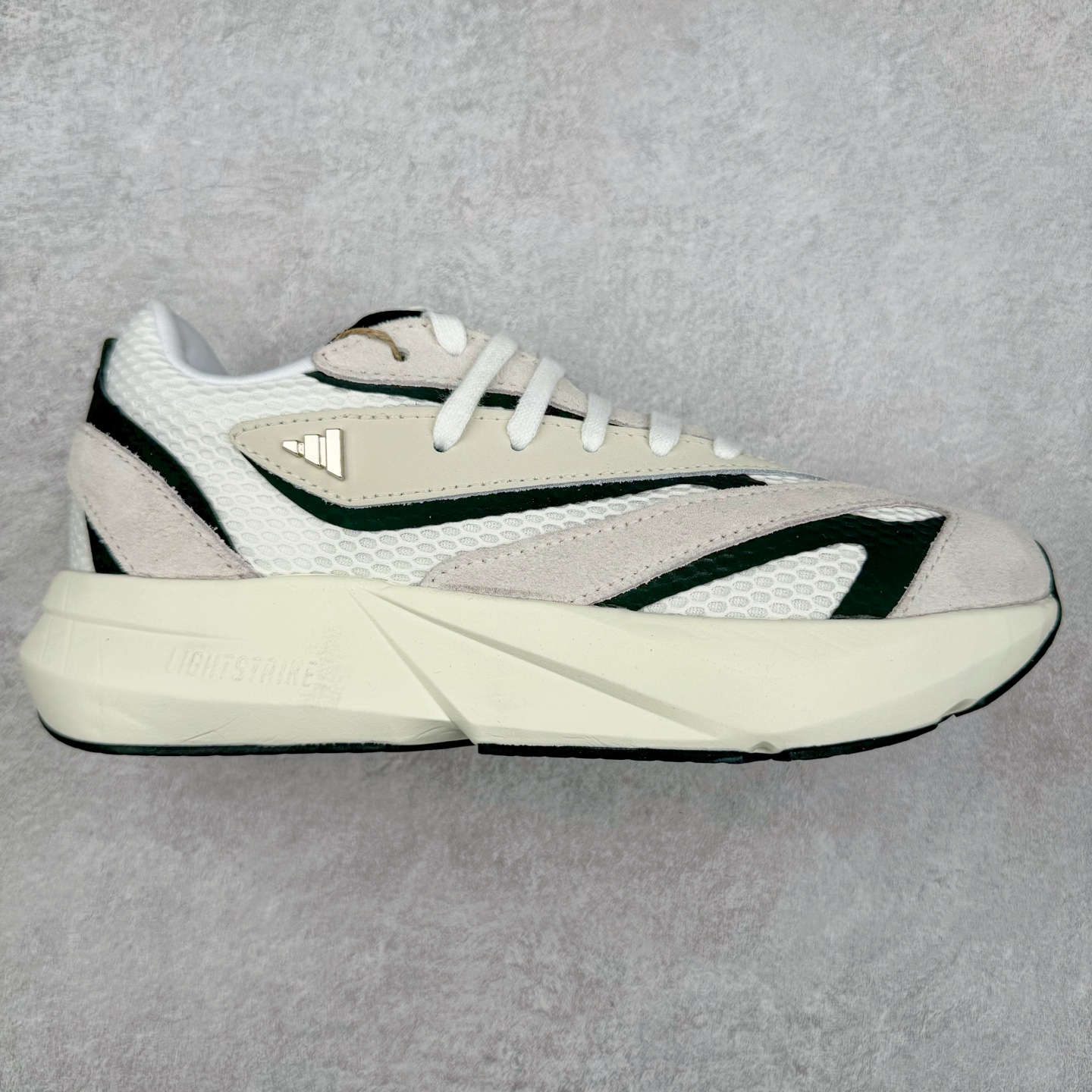 AD LIGHTBLAZE 流光舒适防滑耐磨低帮跑步鞋 JH6944 前卫的专业跑鞋风格造型，LIGHTBLAZE延续了竞速美学的流线轮廓，保留住了与 AdizeroAdios Pro Evo 1相类似厚底理念和「宽三道杠」的视觉元素。尺码：36 36.5 37.5 38 38.5 39 40 40.5 41 42 42.5 43 44 44.5 45-选品中心