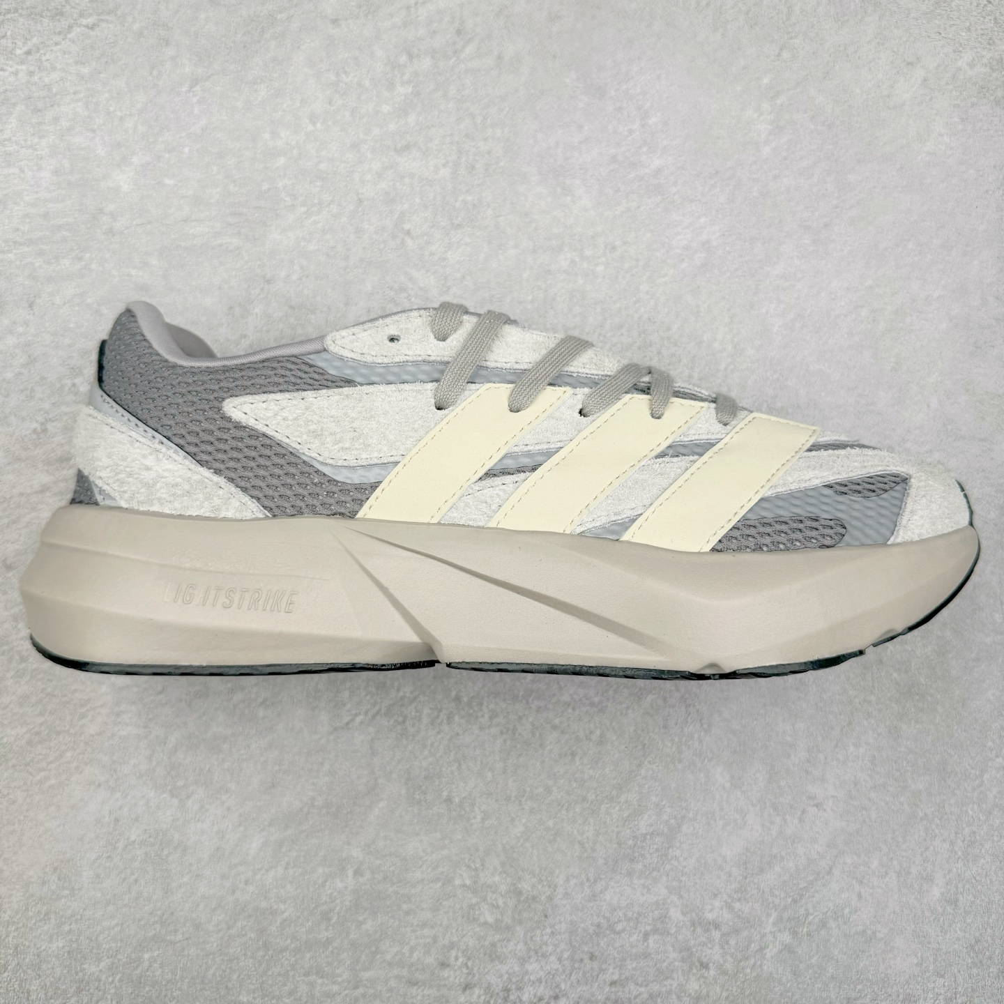 AD LIGHTBLAZE 流光舒适防滑耐磨低帮跑步鞋 Jq9973 前卫的专业跑鞋风格造型,LIGHTBLAZE延续了竞速美学的流线轮廓,保留住了与 AdizeroAdios Pro Evo 1相类似厚底理念和「宽三道杠」的视觉元素。尺码:36 36.5 37.5 38 38.5 39 40 40.5 41 42 42.5 43 44 44.5 45-选品中心